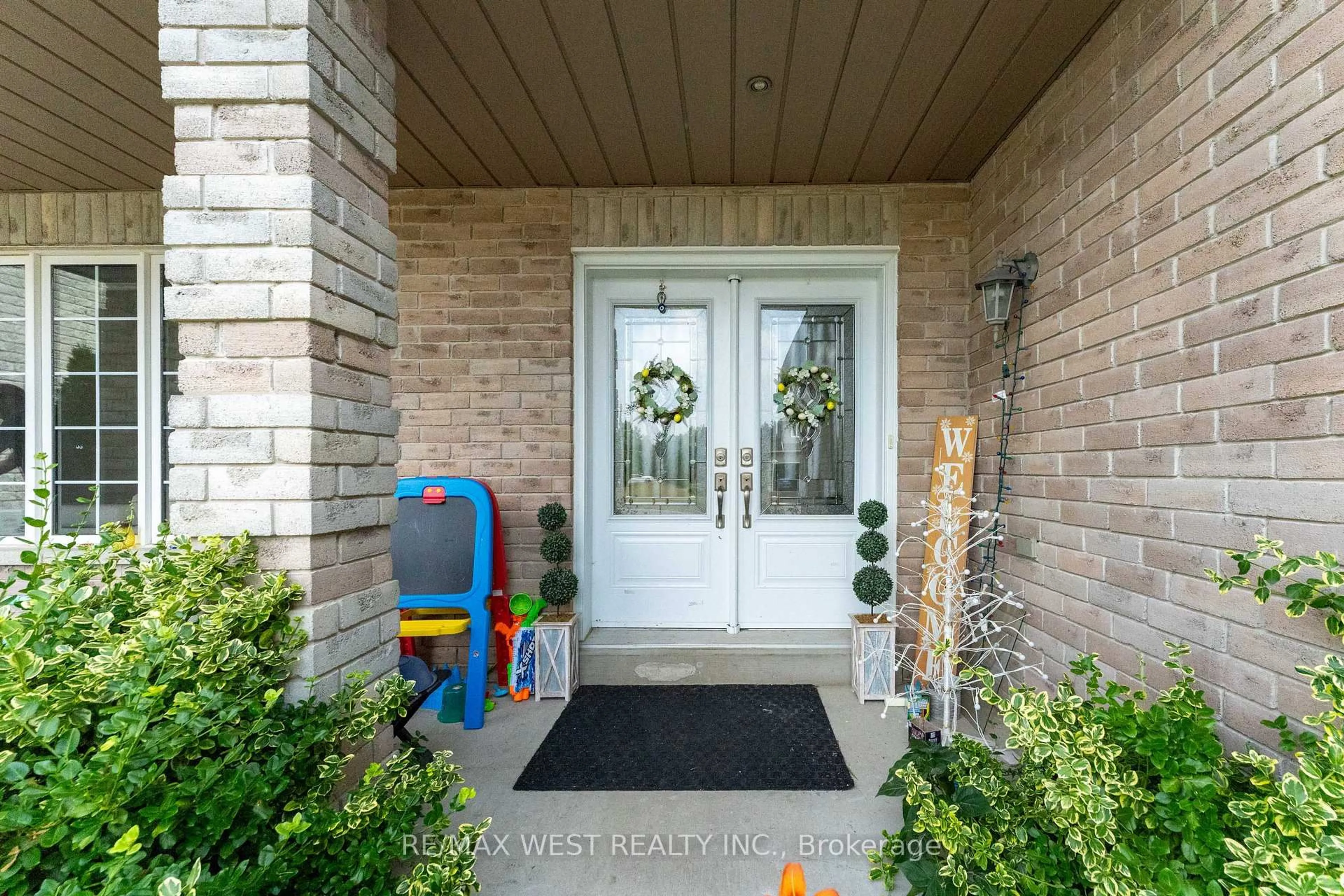 Indoor entryway for 23 Mancini Dr, Essa Ontario L0M 1B1