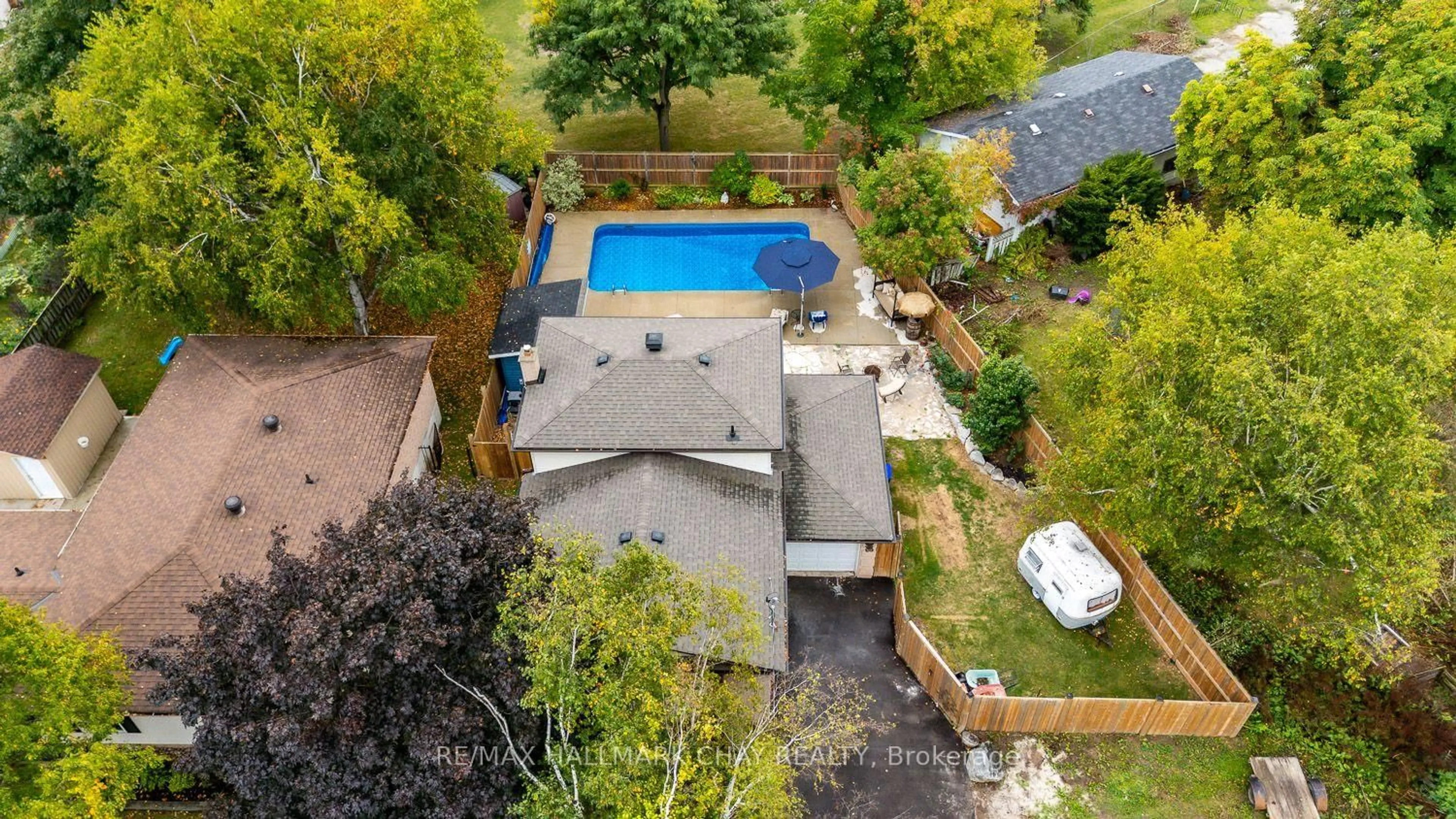 A pic from outside/outdoor area/front of a property/back of a property/a pic from drone, unknown for 95 Boyne Cres, New Tecumseth Ontario L9R 1K2