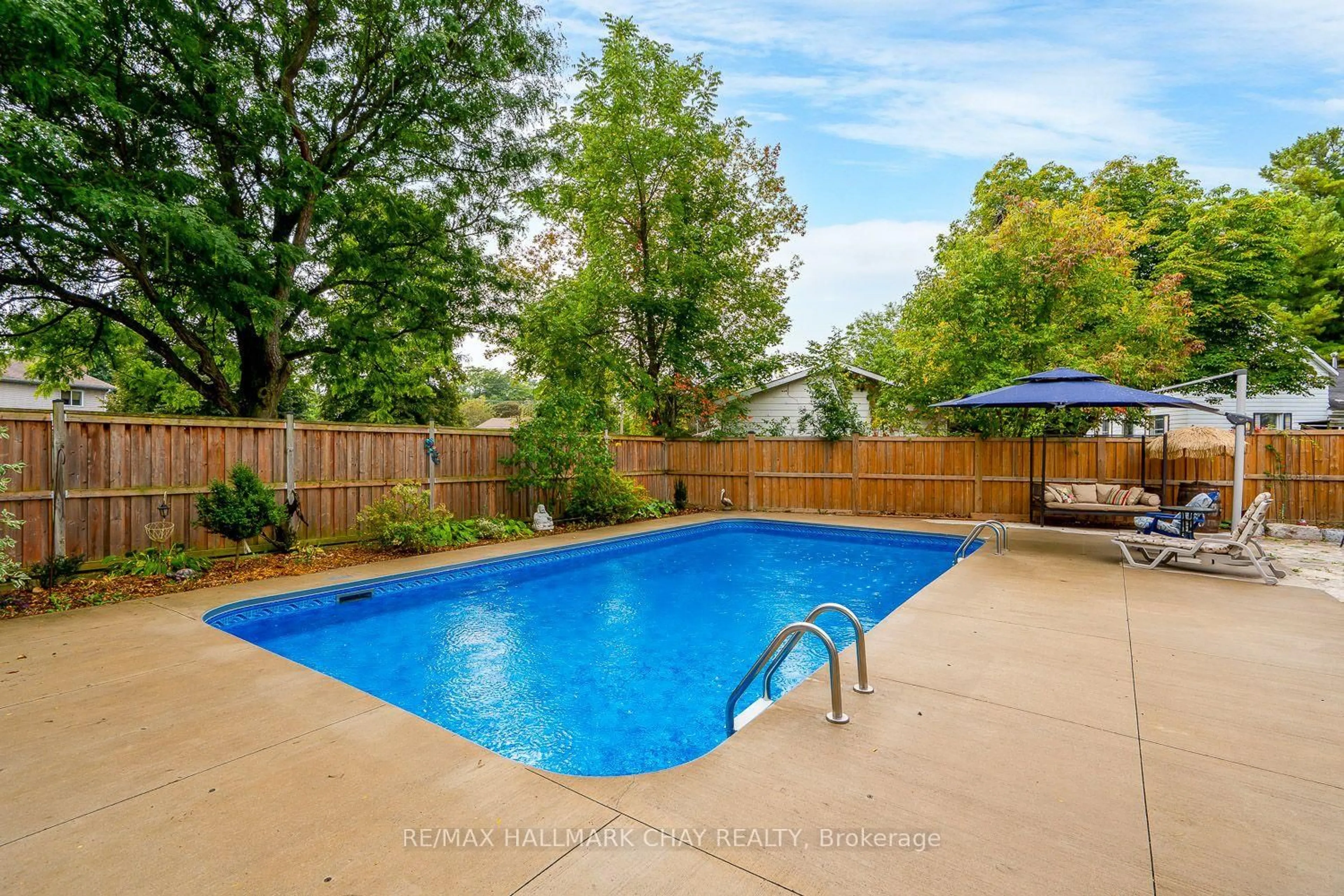 Pool for 95 Boyne Cres, New Tecumseth Ontario L9R 1K2