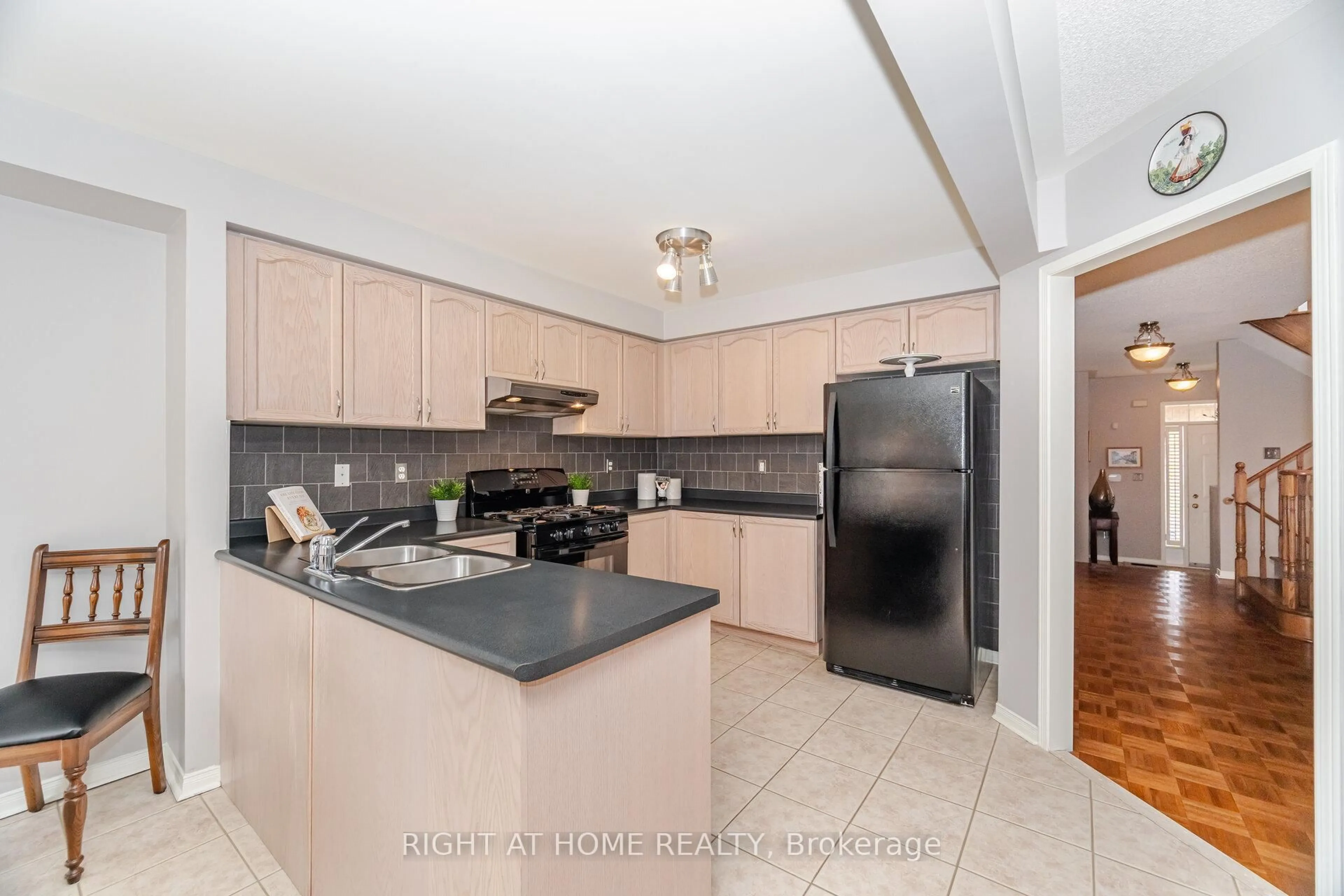 Standard kitchen, ceramic/tile floor for 910 Oaktree Cres, Newmarket Ontario L3X 2Z1