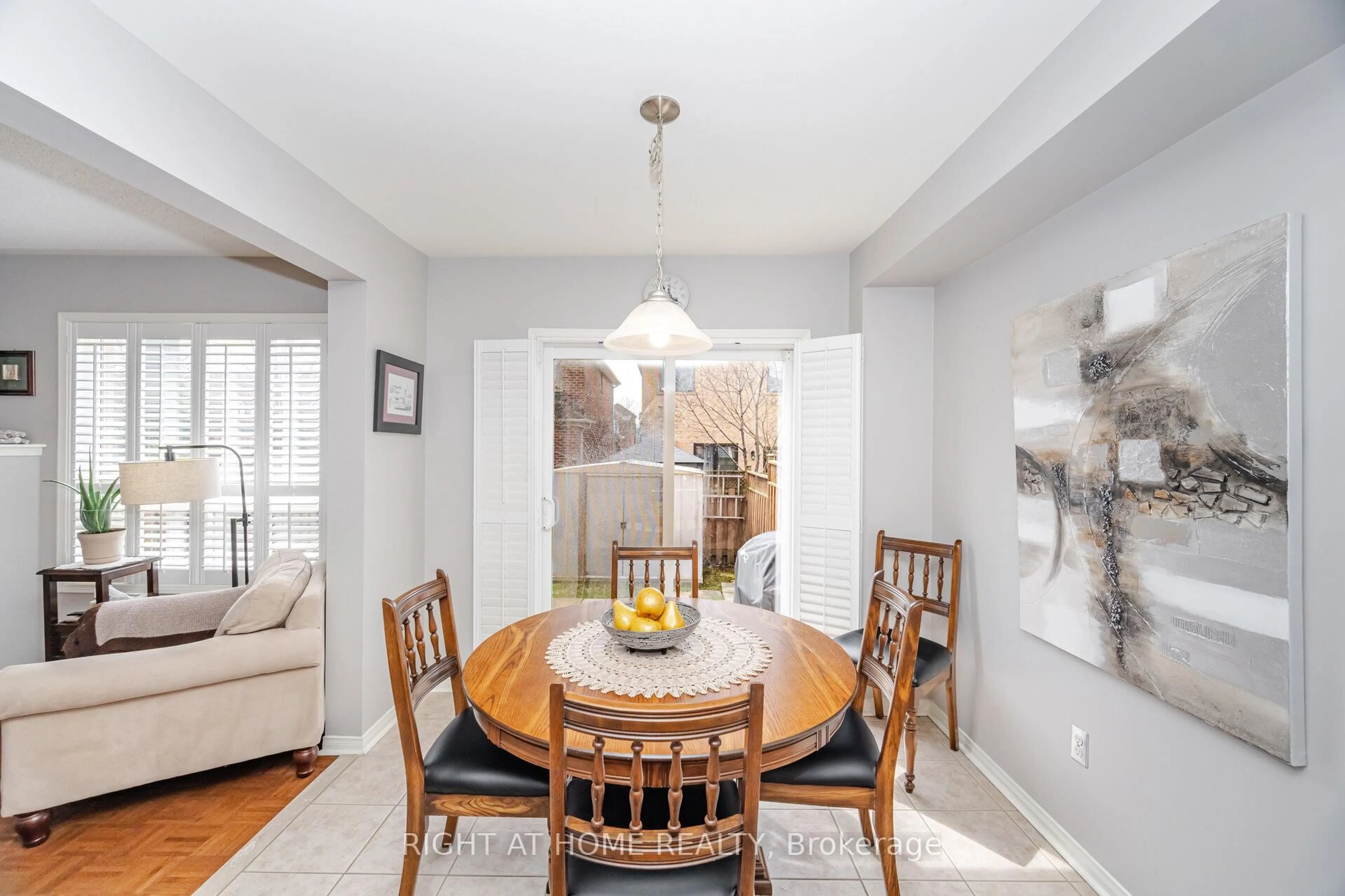 Dining room, unknown for 910 Oaktree Cres, Newmarket Ontario L3X 2Z1