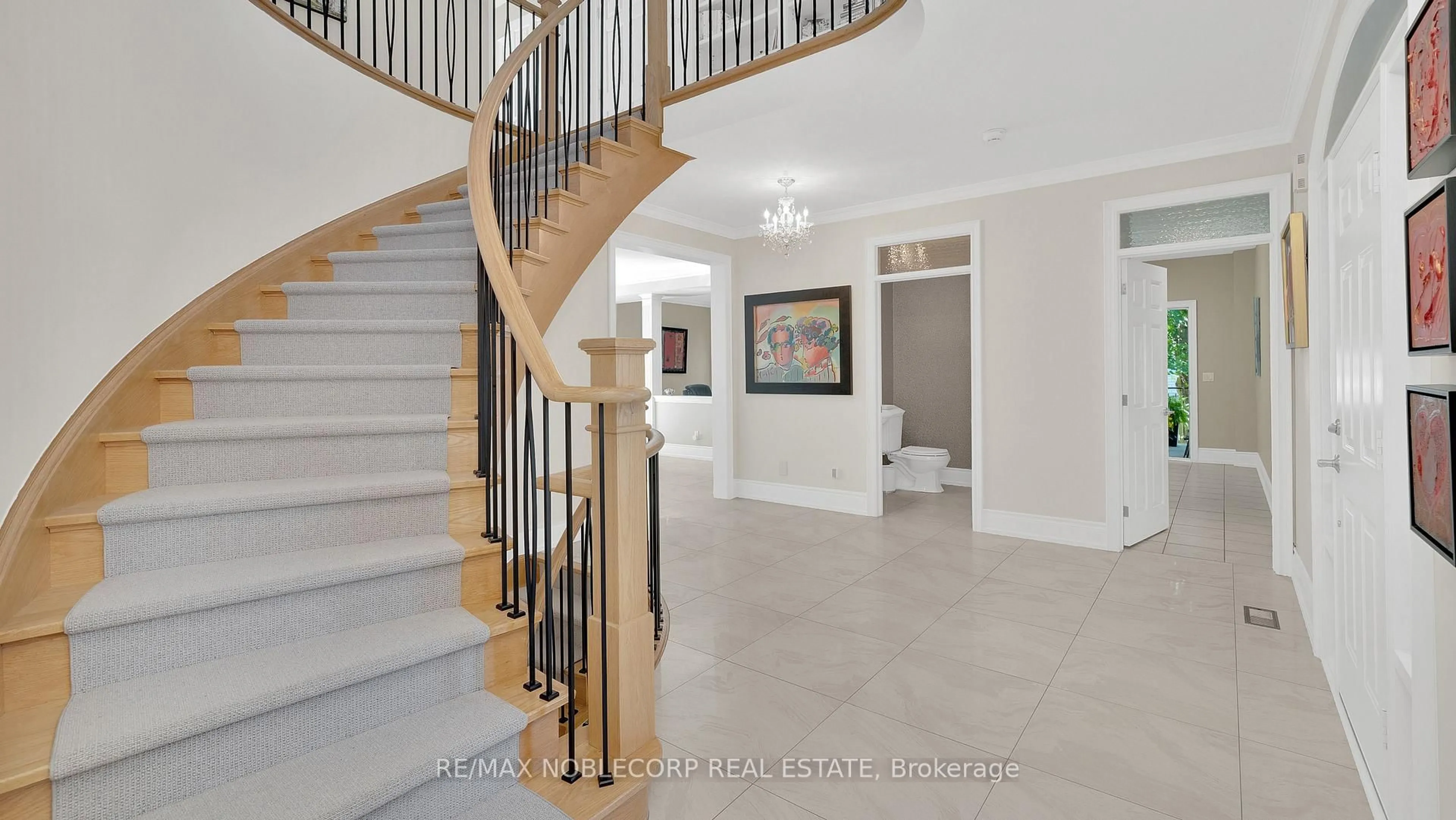 Indoor foyer for 19 Stockdale Cres, Richmond Hill Ontario L4C 3T1