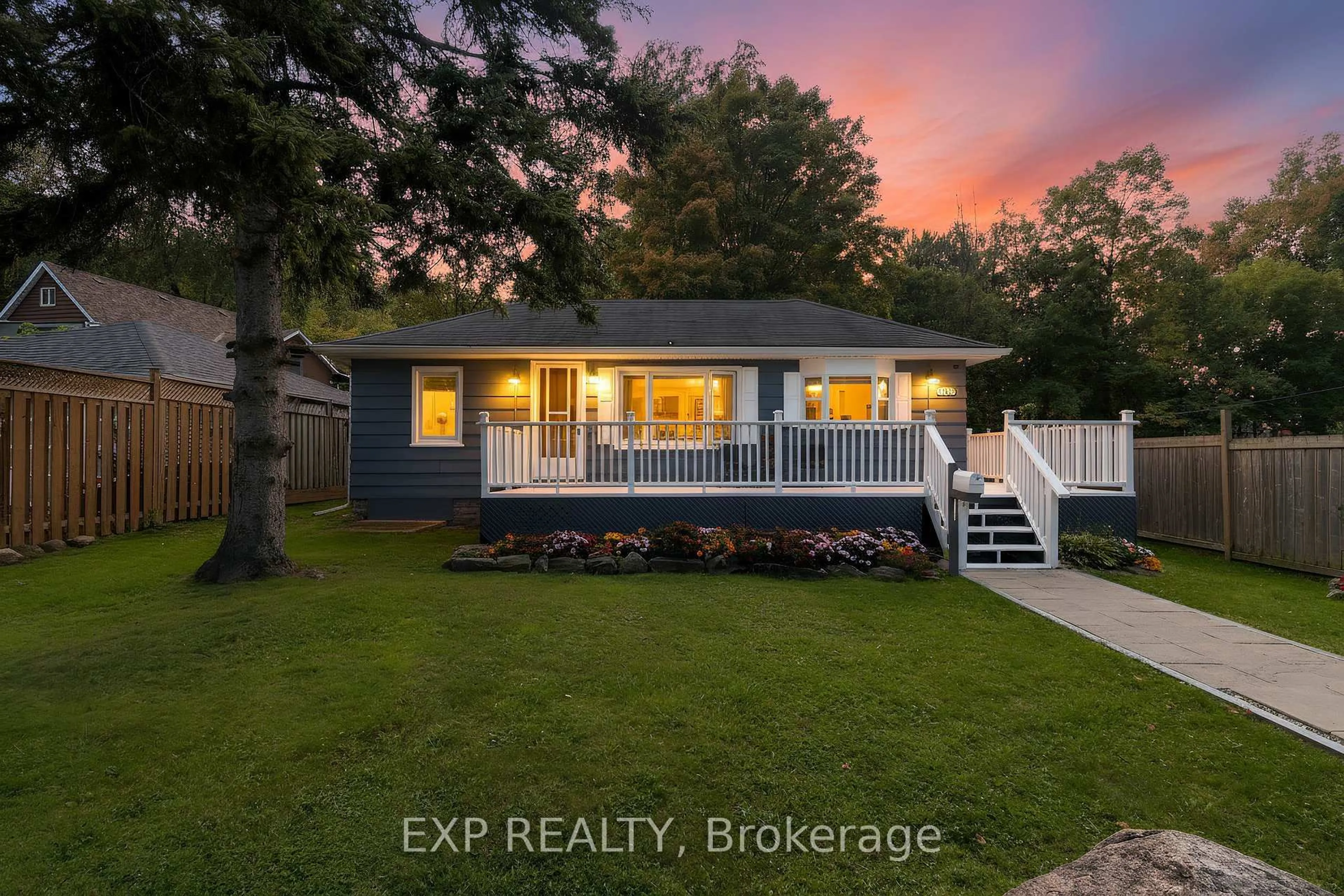 A pic from outside/outdoor area/front of a property/back of a property/a pic from drone, street for 261 Glenwoods Ave, Georgina Ontario L4P 2X1