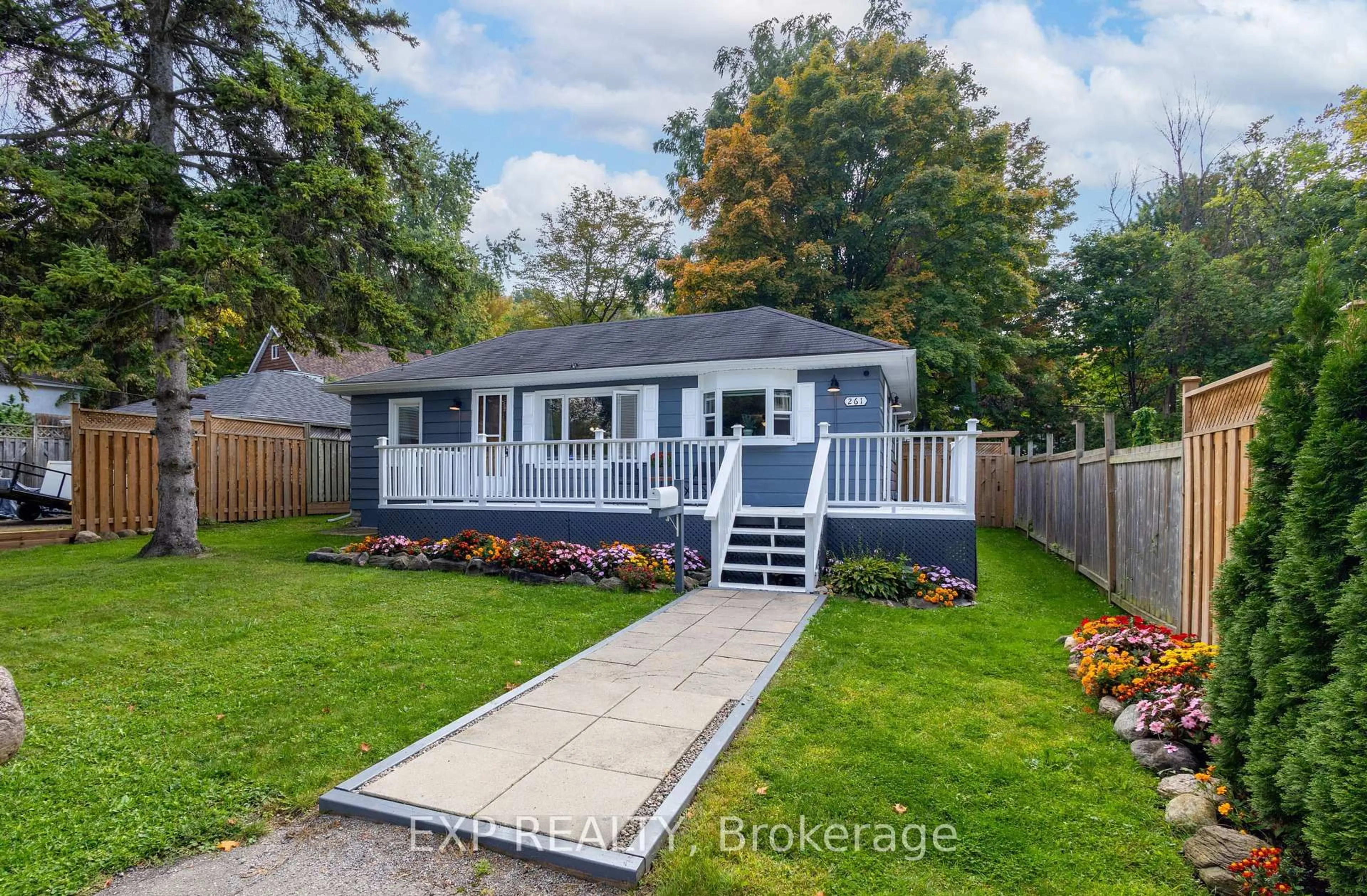 Home with vinyl exterior material, street for 261 Glenwoods Ave, Georgina Ontario L4P 2X1