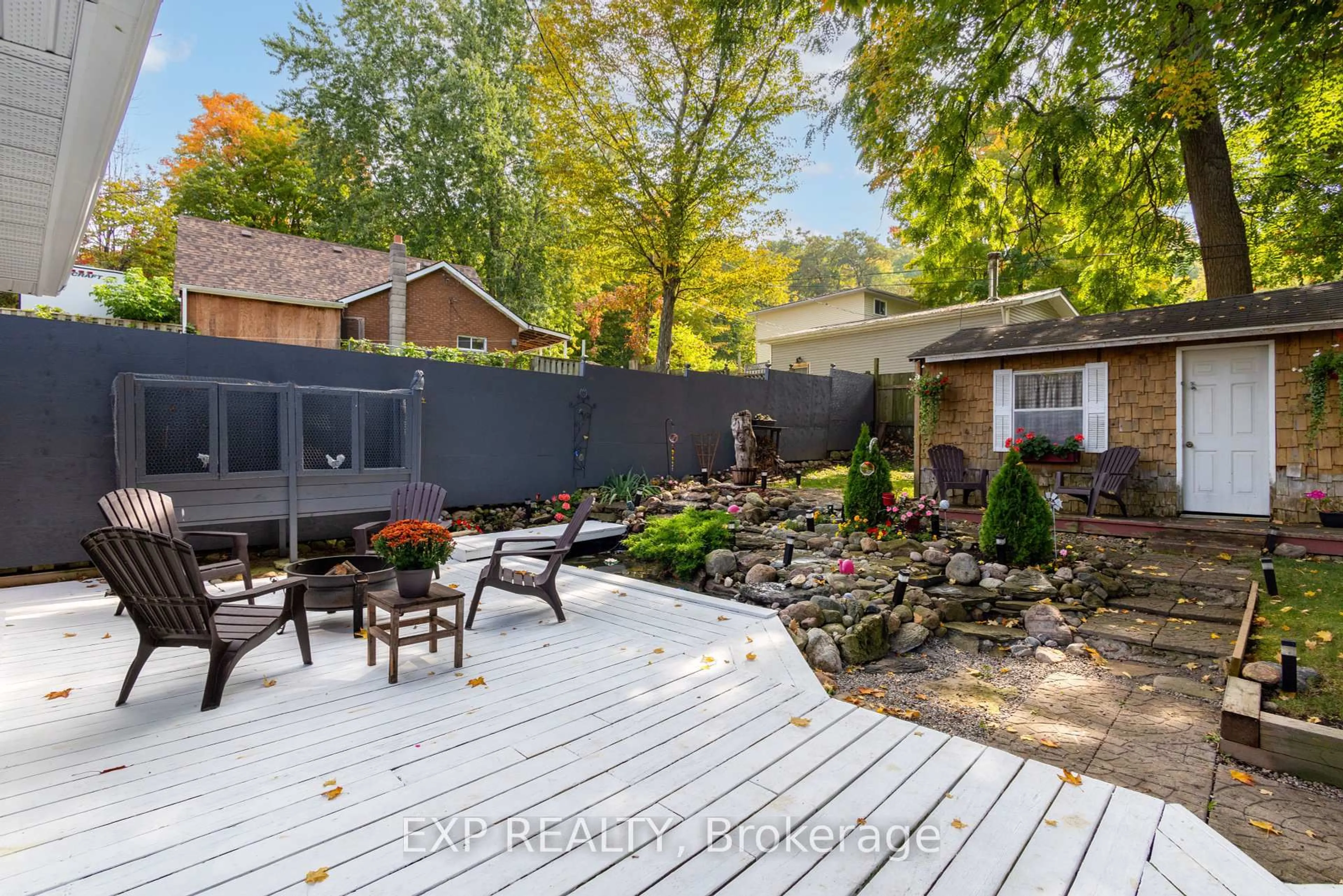 Patio, street for 261 Glenwoods Ave, Georgina Ontario L4P 2X1