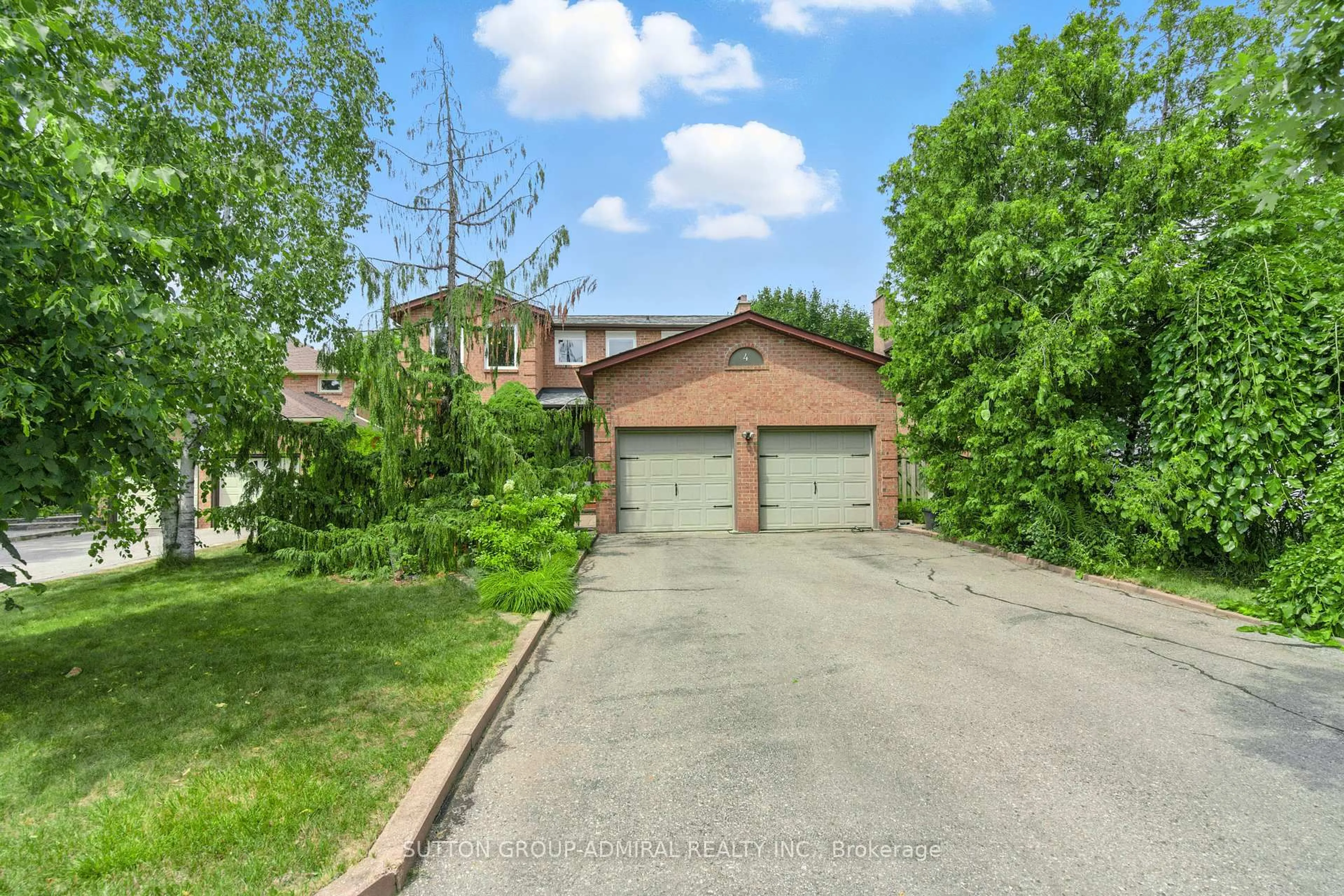 A pic from outside/outdoor area/front of a property/back of a property/a pic from drone, street for 4 Mair Crt, Richmond Hill Ontario L4C 7S1
