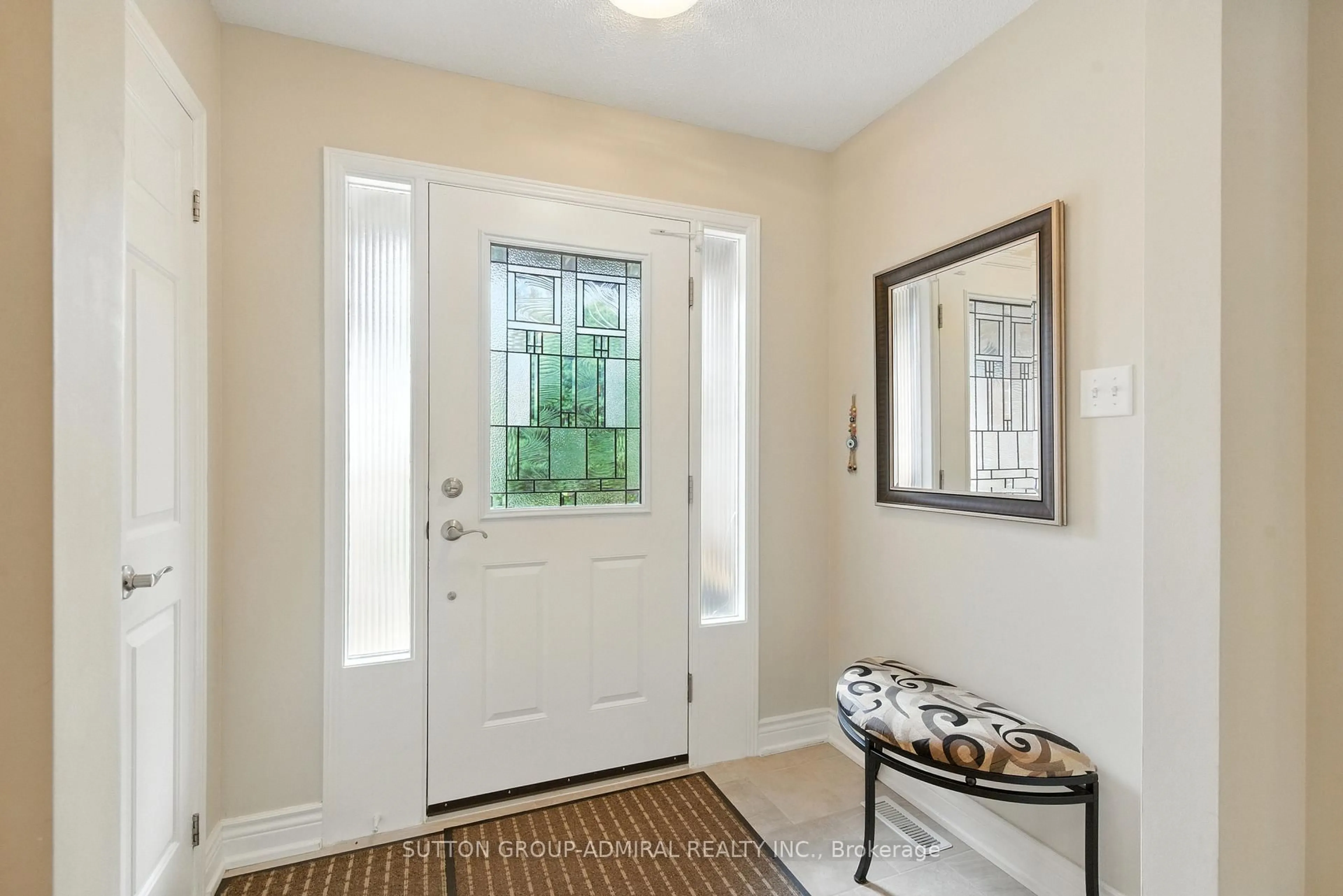 Indoor entryway for 4 Mair Crt, Richmond Hill Ontario L4C 7S1