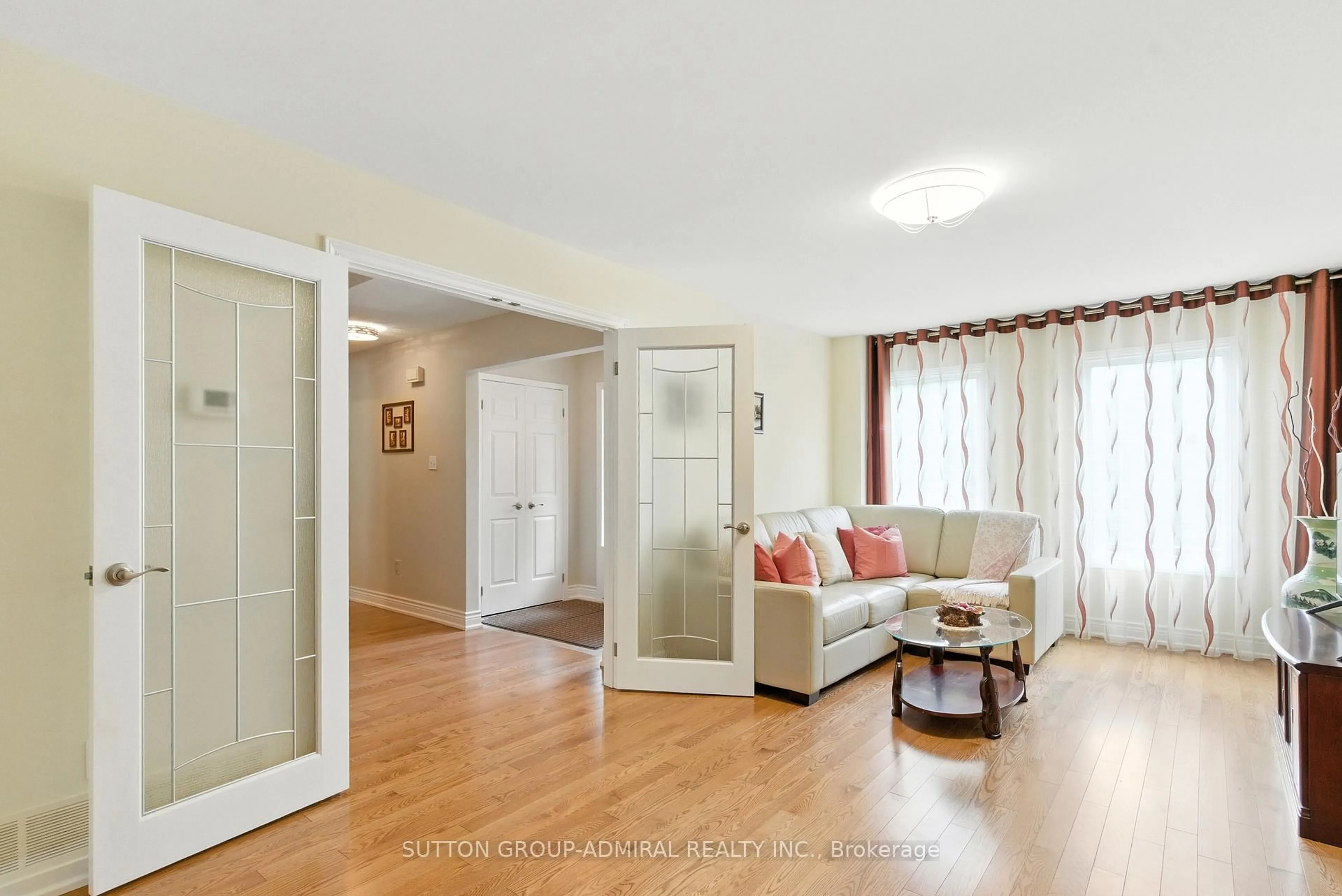Living room with furniture, wood/laminate floor for 4 Mair Crt, Richmond Hill Ontario L4C 7S1