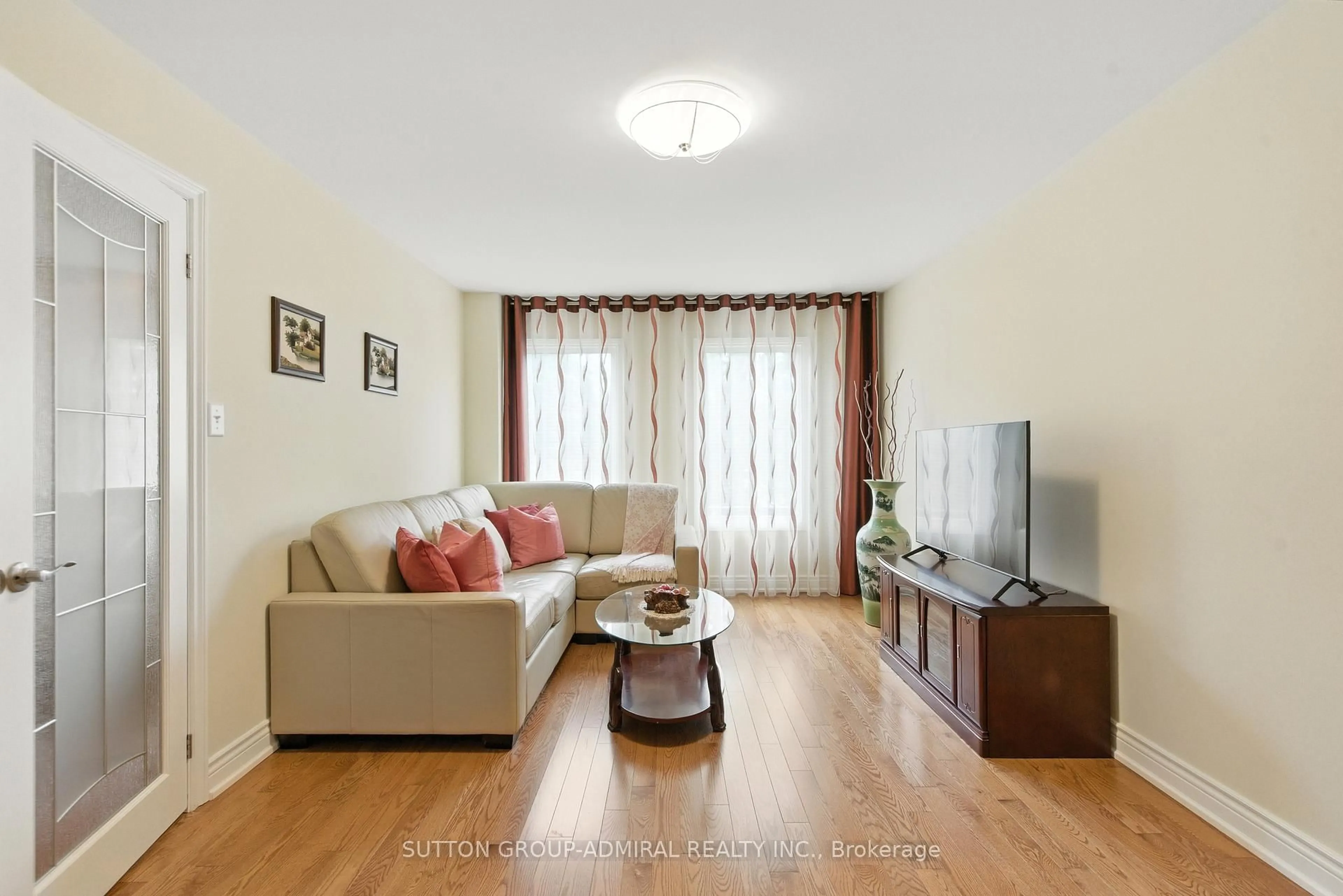 Living room with furniture, wood/laminate floor for 4 Mair Crt, Richmond Hill Ontario L4C 7S1