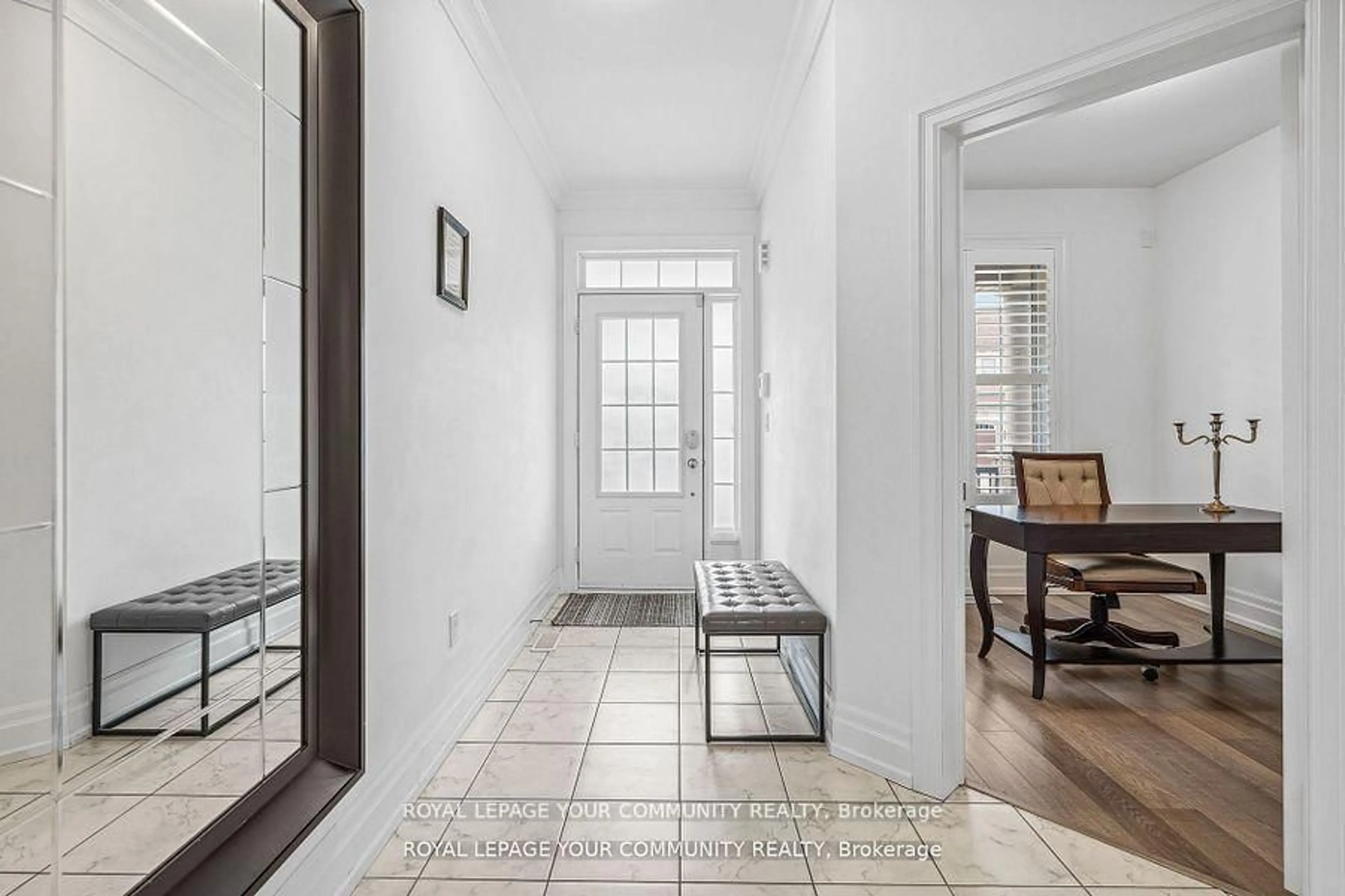 Indoor entryway for 54 Prairie Grass Cres, East Gwillimbury Ontario L9N 1K3