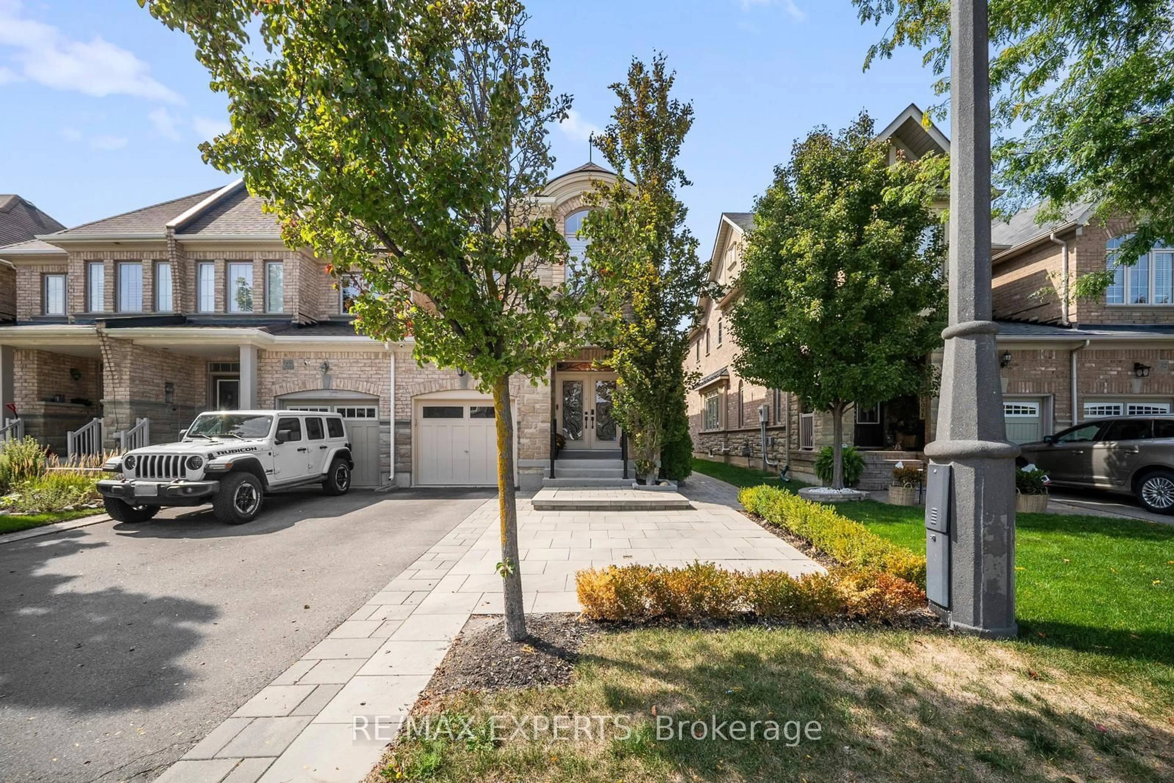 A pic from outside/outdoor area/front of a property/back of a property/a pic from drone, street for 24 Sedgewick Pl, Vaughan Ontario L4H 3J5