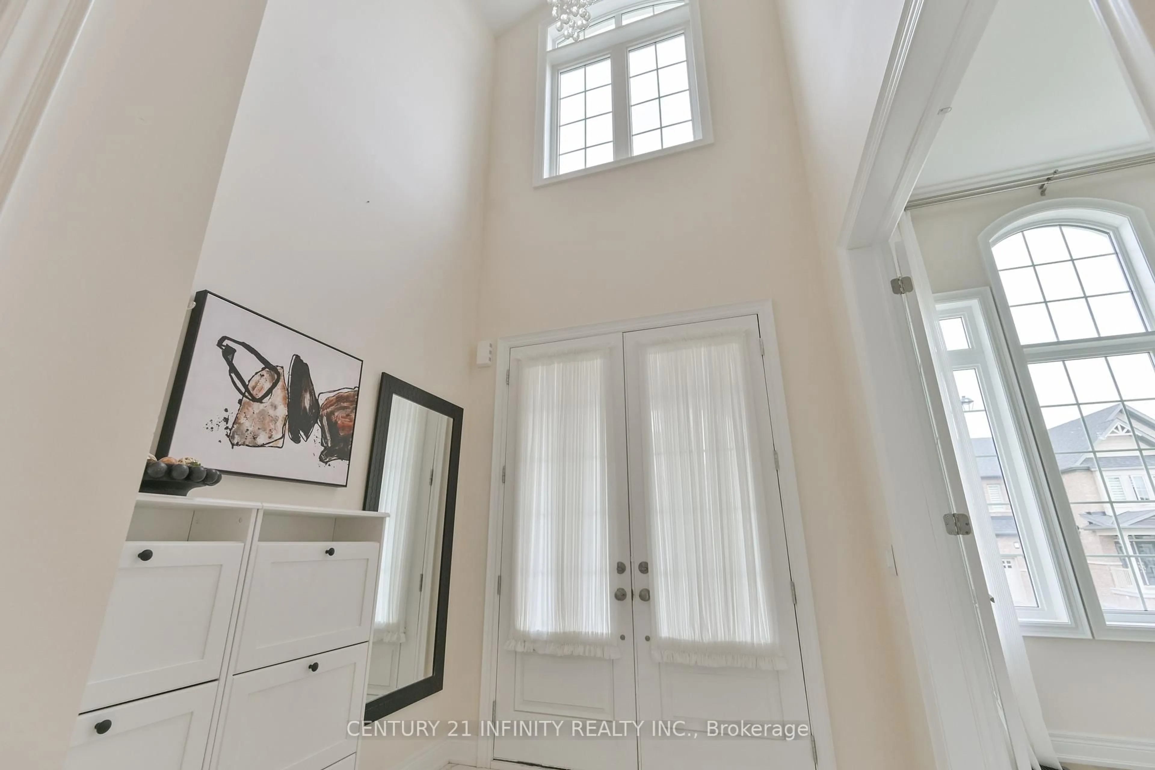 Indoor entryway for 34 Watershed Gate, East Gwillimbury Ontario L9N 0Y6