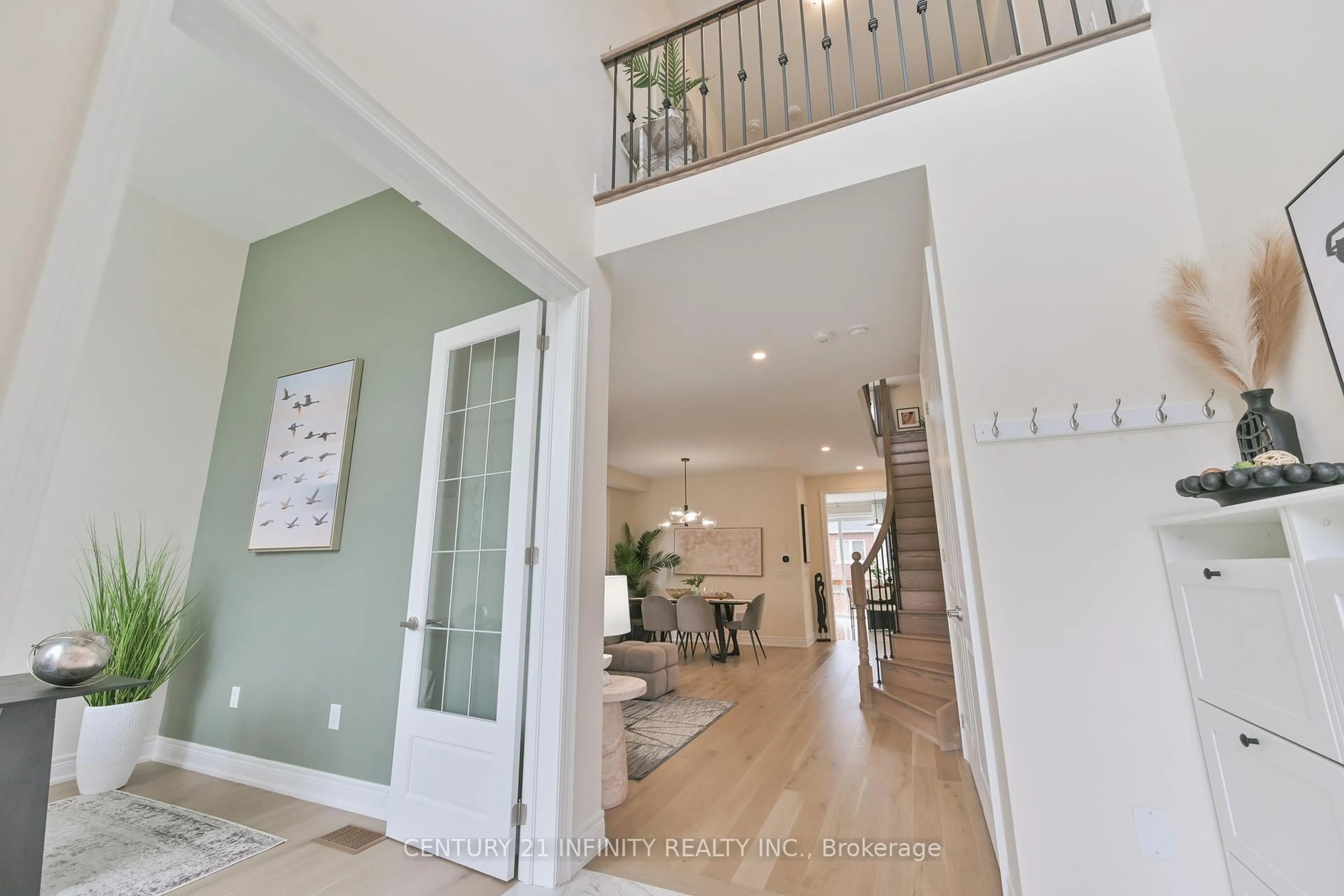 Indoor entryway for 34 Watershed Gate, East Gwillimbury Ontario L9N 0Y6