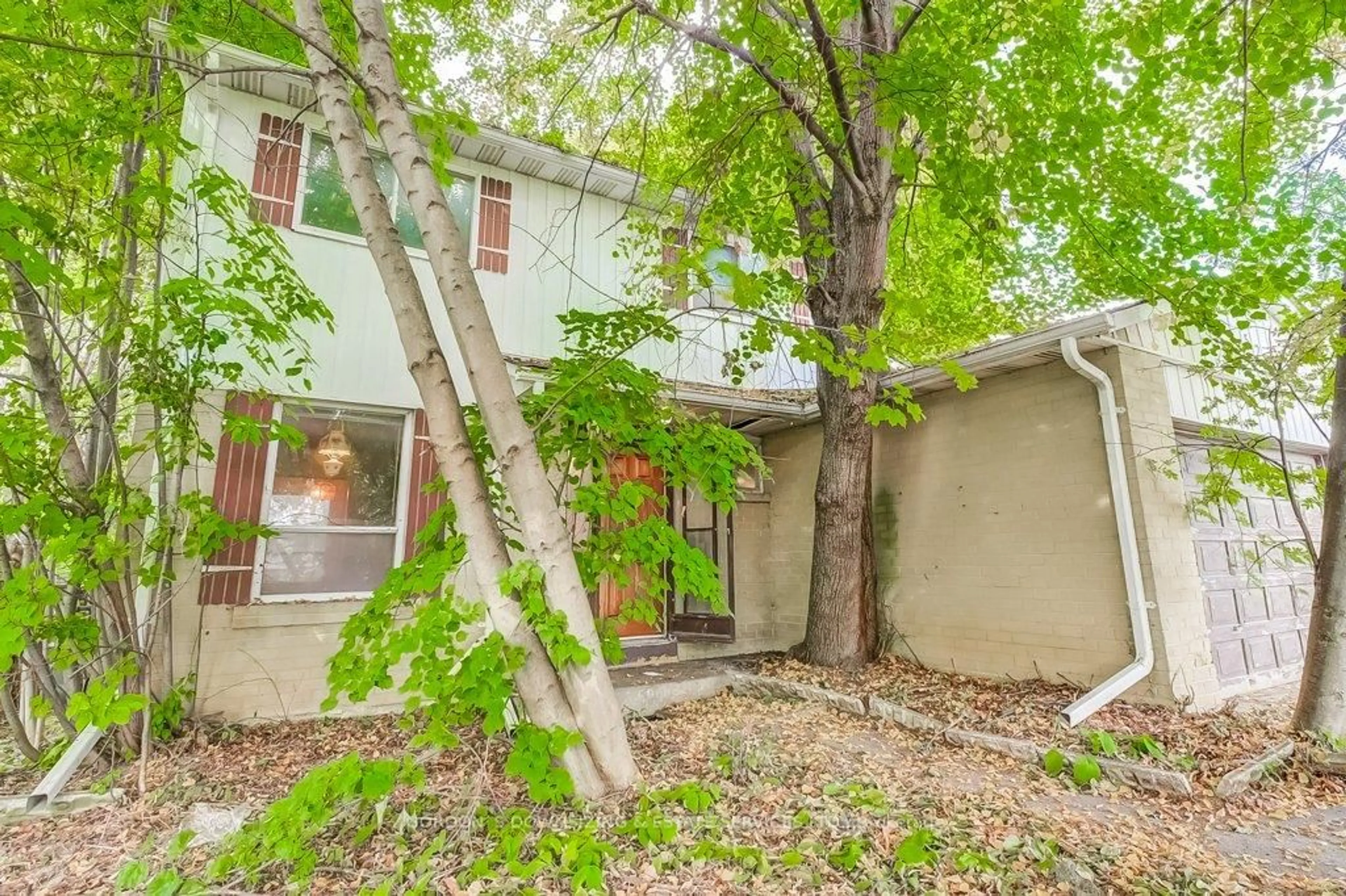 Patio, street for 526 Sandford St, Newmarket Ontario L3Y 5E3