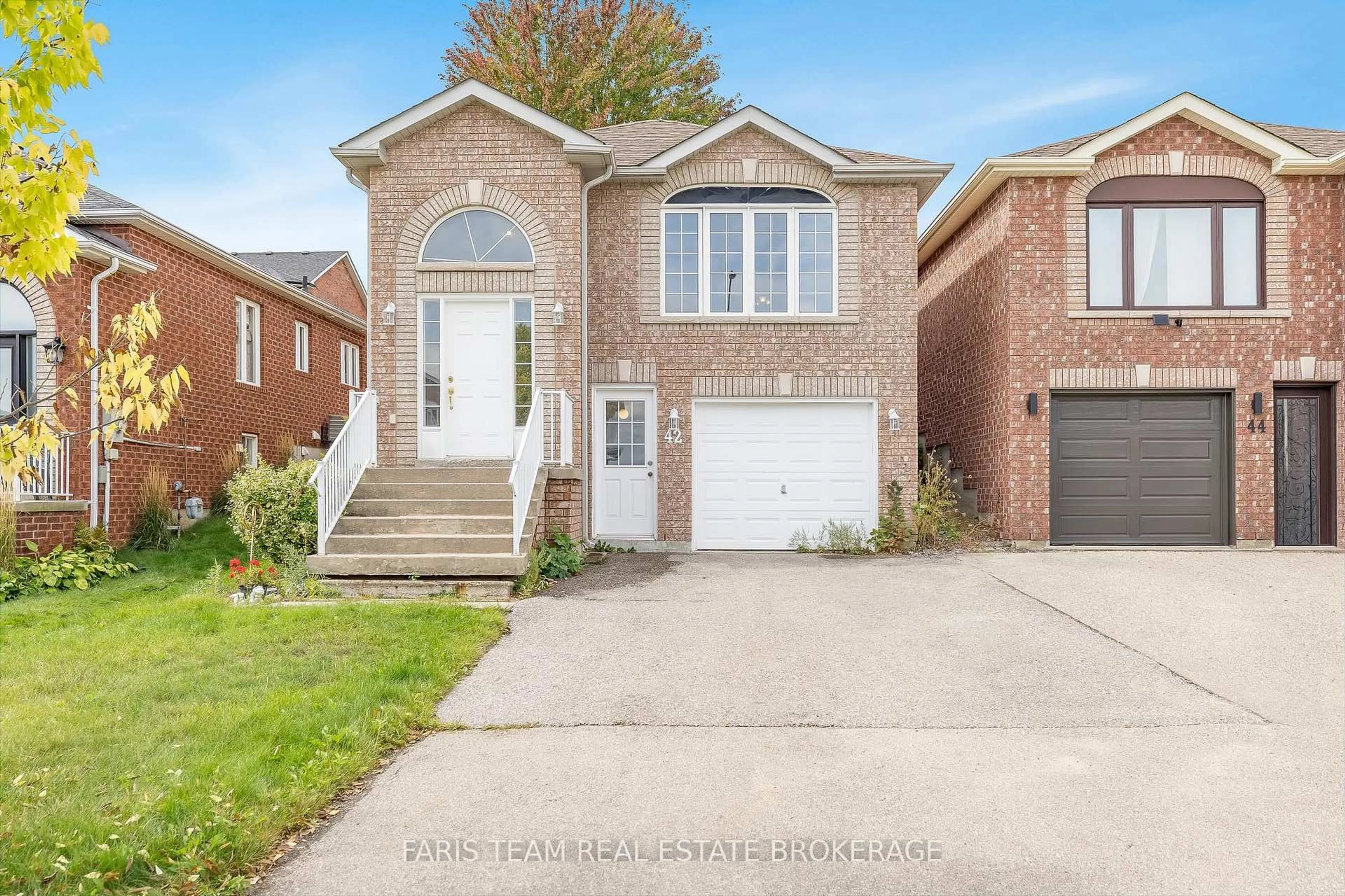 Home with brick exterior material, street for 42 Smith St, Bradford West Gwillimbury Ontario L3Z 3C9