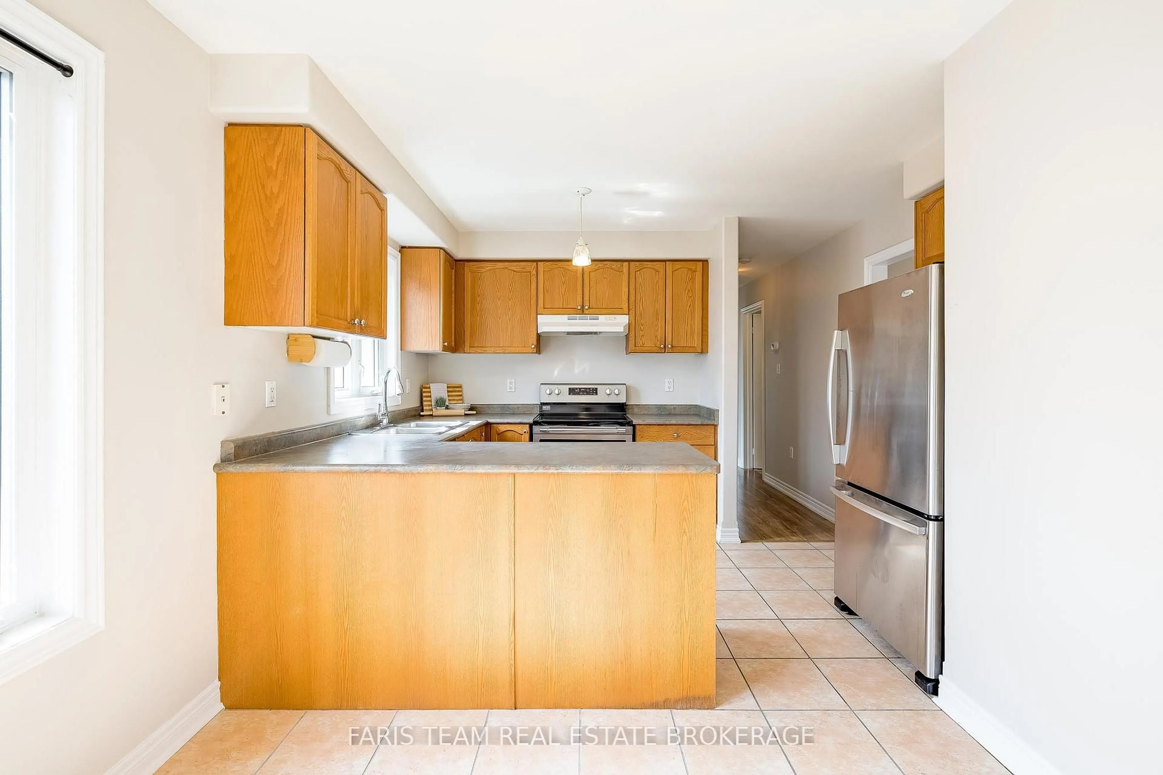 Standard kitchen, unknown for 42 Smith St, Bradford West Gwillimbury Ontario L3Z 3C9