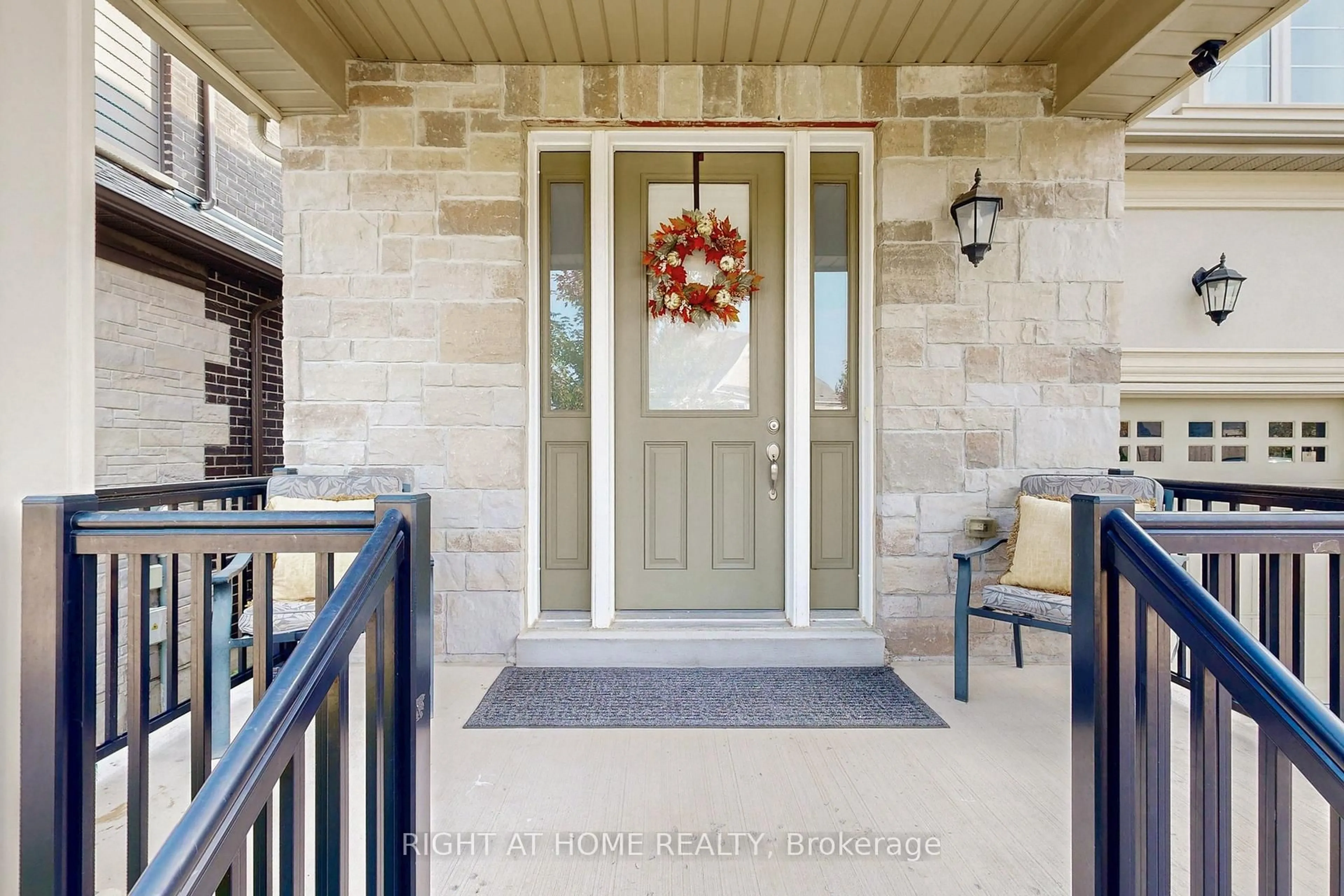 Indoor entryway for 15 Forest Edge Cres, East Gwillimbury Ontario L9N 1R8