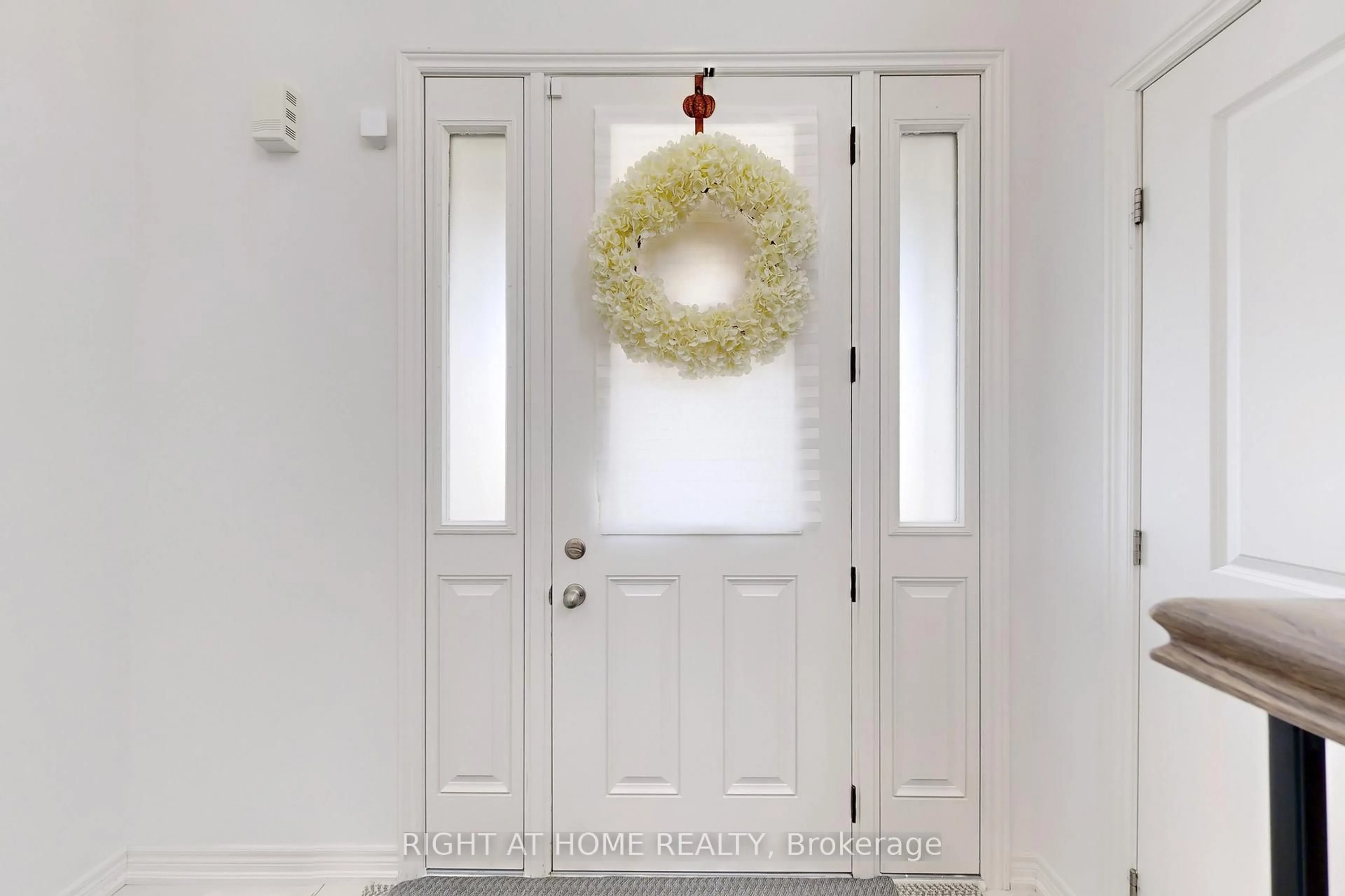 Indoor entryway for 15 Forest Edge Cres, East Gwillimbury Ontario L9N 1R8