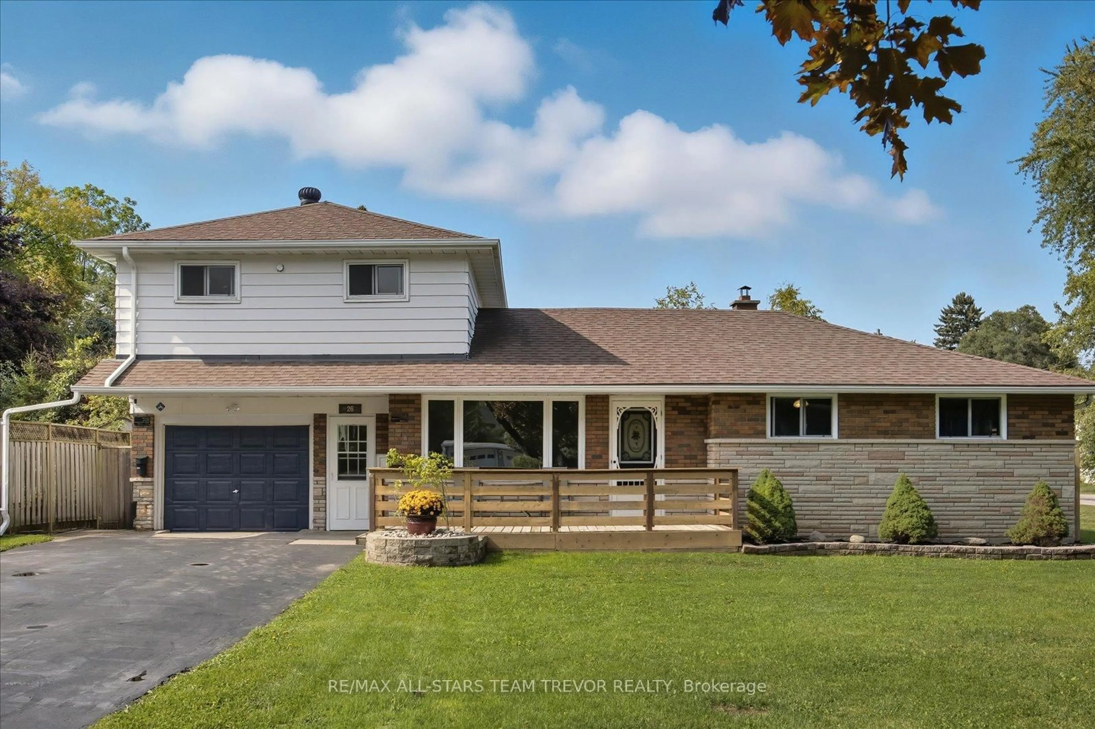 Home with vinyl exterior material, street for 26 Metro Rd, Georgina Ontario L4P 1B7