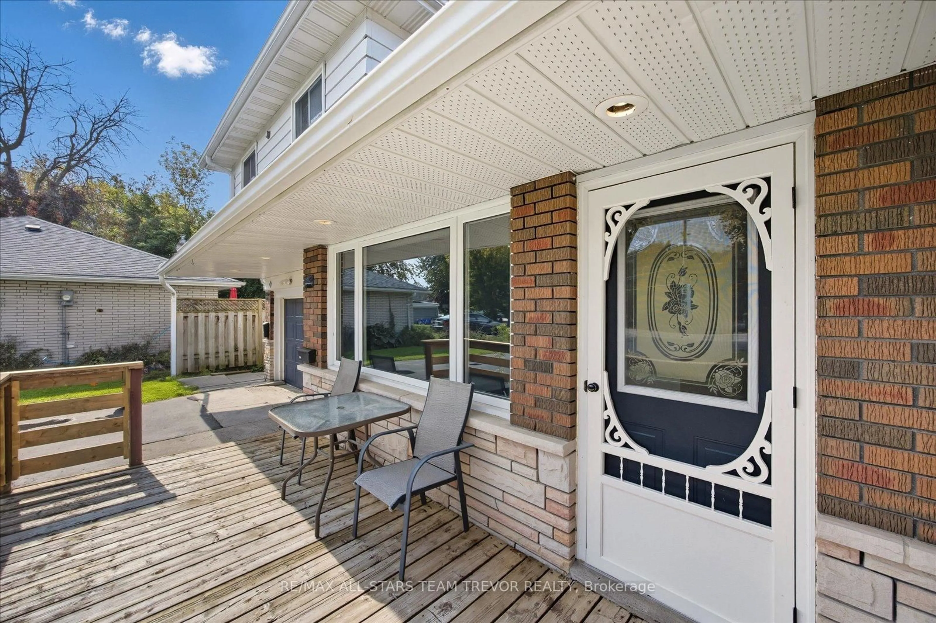 Patio, street for 26 Metro Rd, Georgina Ontario L4P 1B7