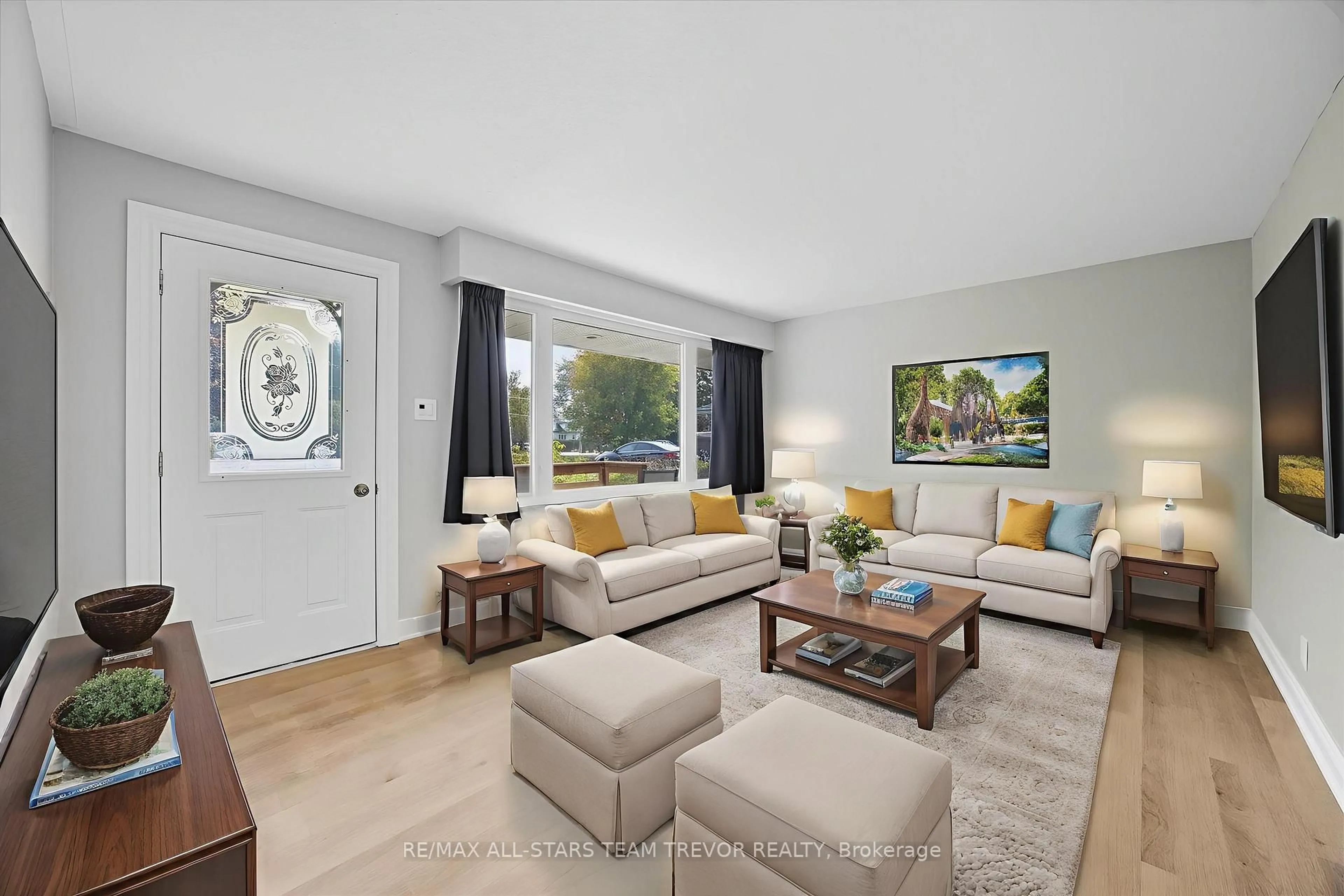 Living room with furniture, unknown for 26 Metro Rd, Georgina Ontario L4P 1B7