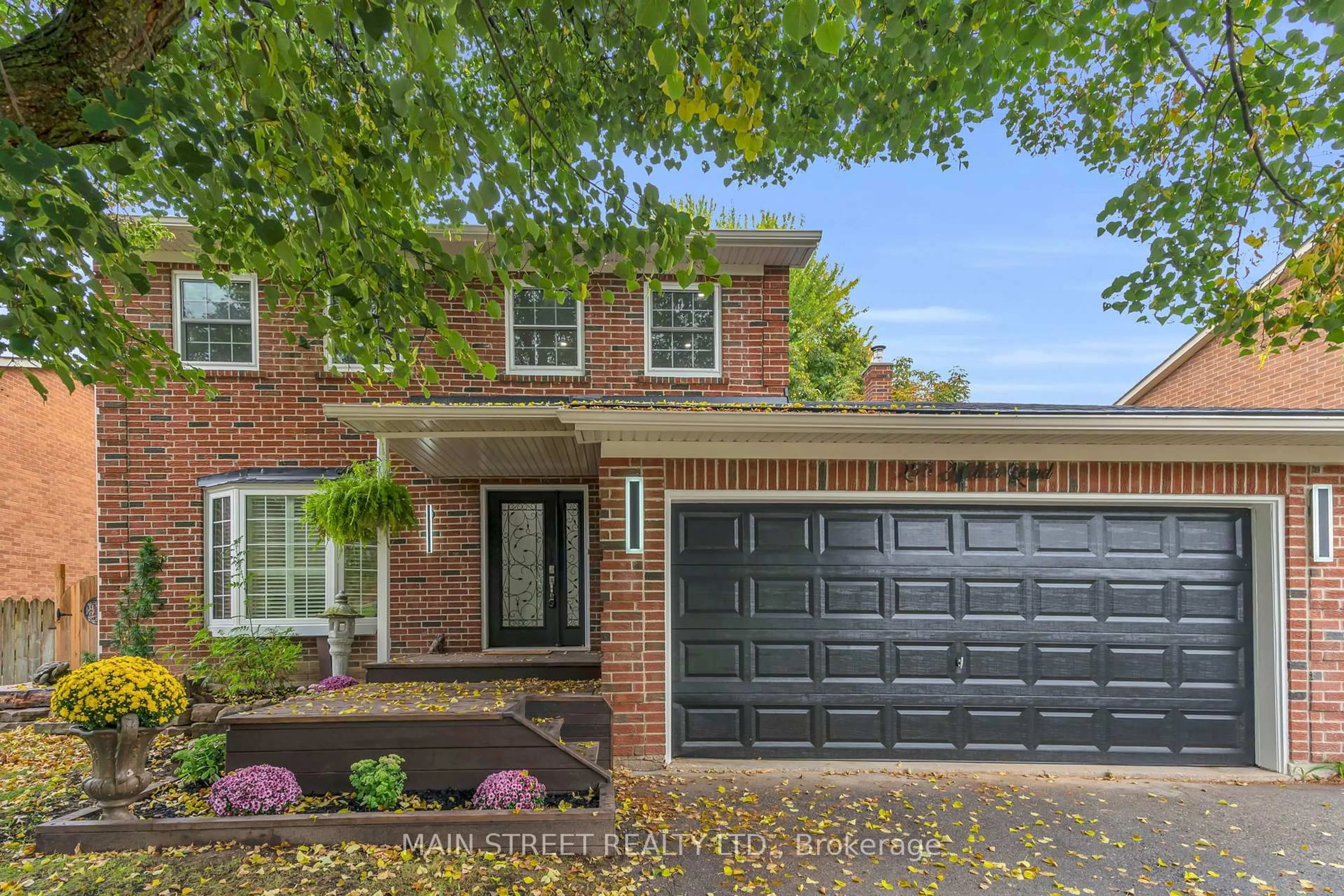 Home with brick exterior material, street for 255 Malton Rd, Newmarket Ontario L3Y 6B3