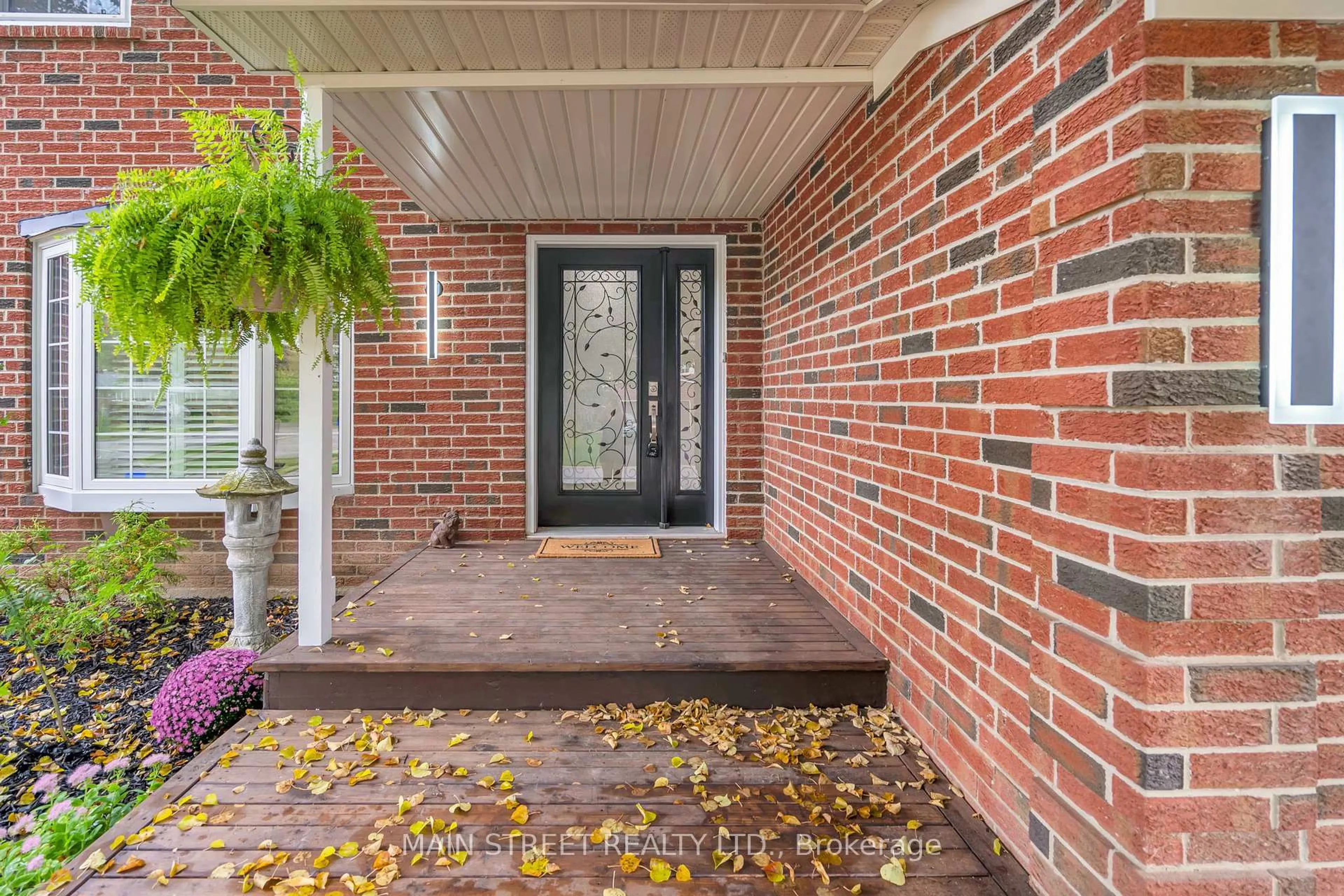 Home with brick exterior material, street for 255 Malton Rd, Newmarket Ontario L3Y 6B3
