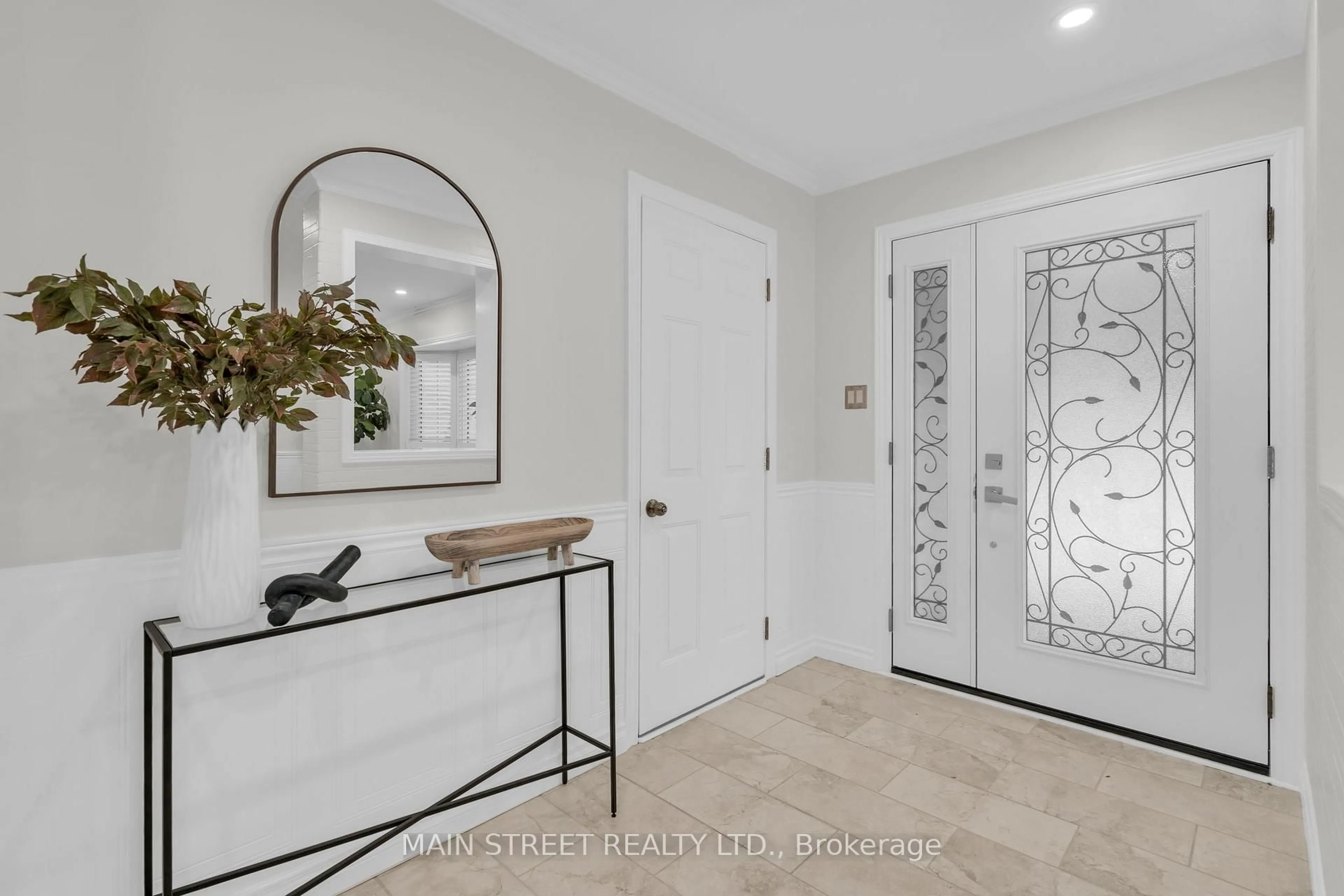Indoor entryway for 255 Malton Rd, Newmarket Ontario L3Y 6B3