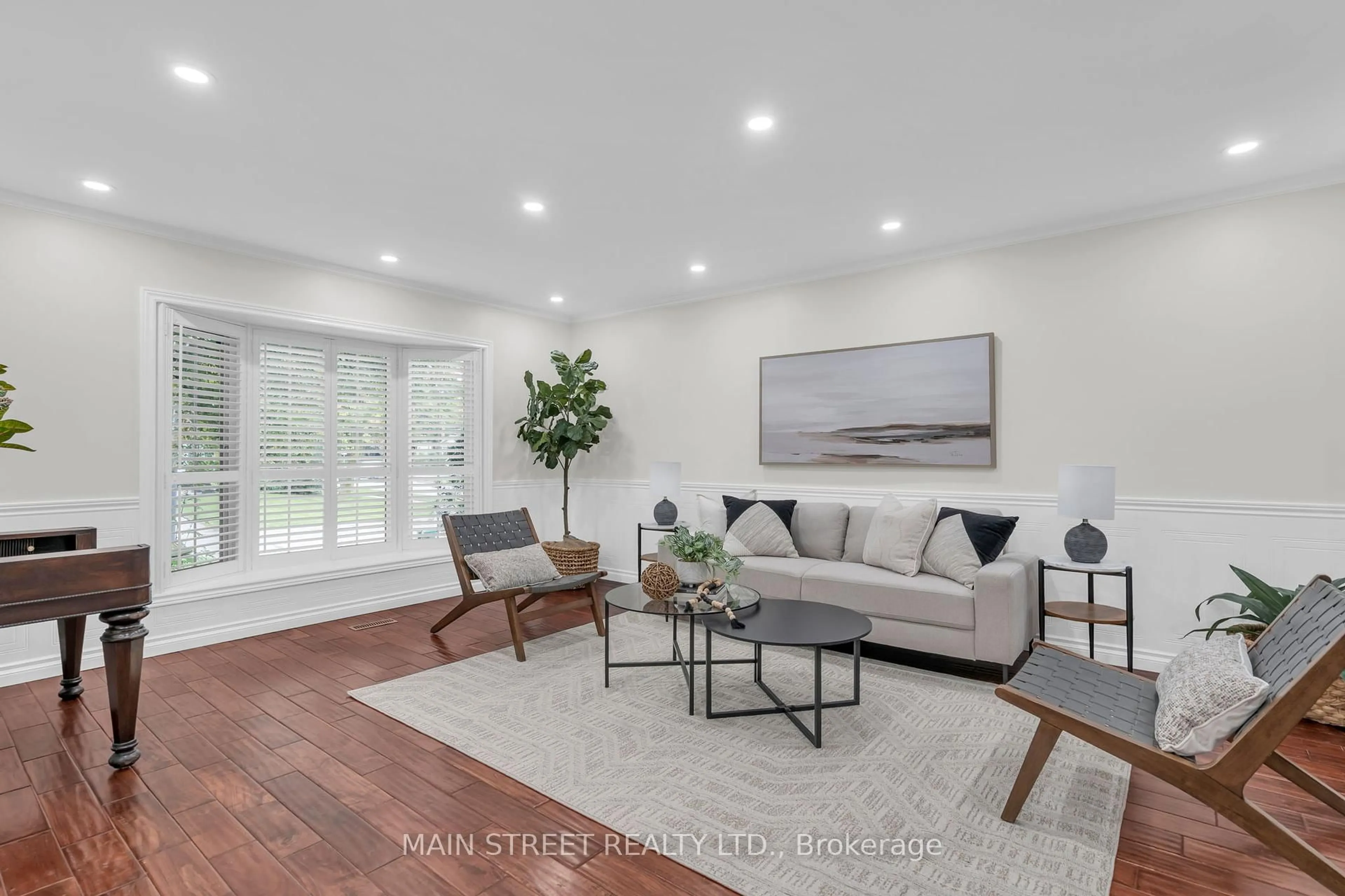 Living room with furniture, unknown for 255 Malton Rd, Newmarket Ontario L3Y 6B3