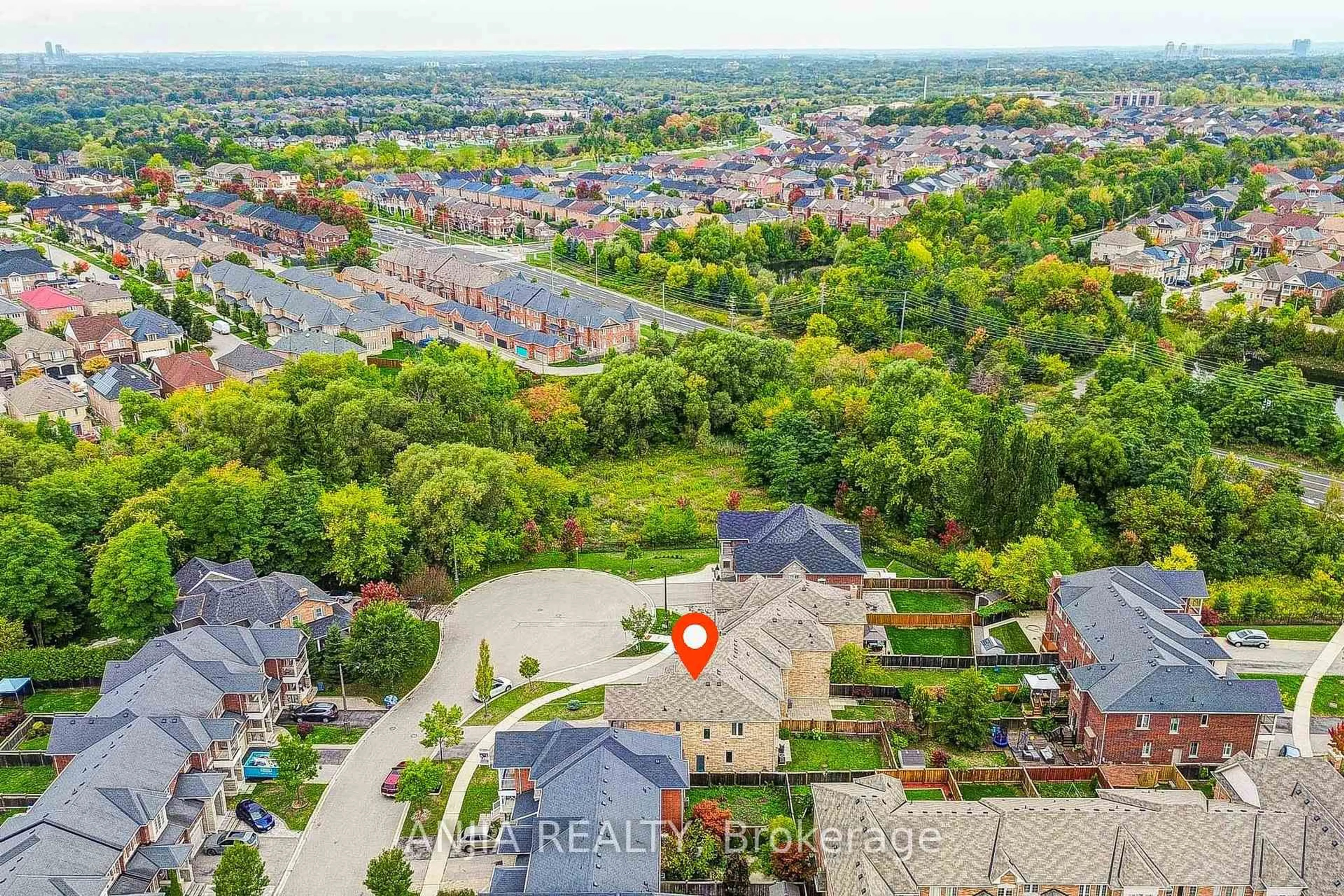 A pic from outside/outdoor area/front of a property/back of a property/a pic from drone, street for 9 Moore's Crt, Markham Ontario L6B 0V6