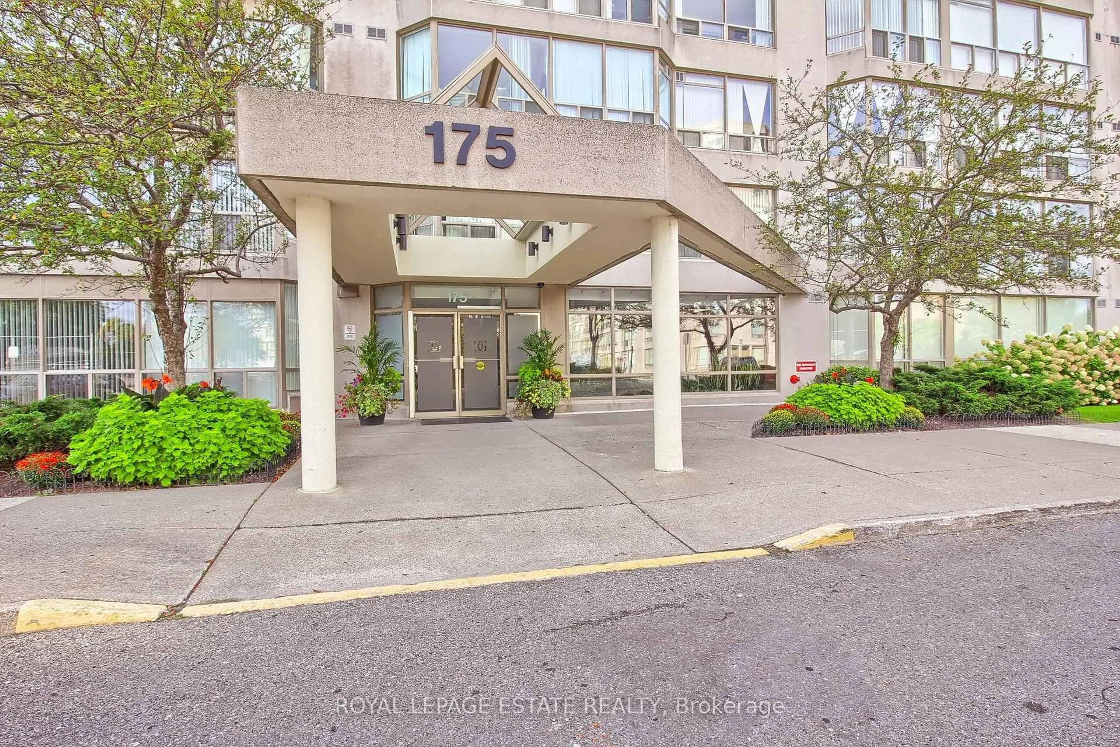 Indoor foyer for 175 Cedar Ave Ave #407, Richmond Hill Ontario L4C 9V3