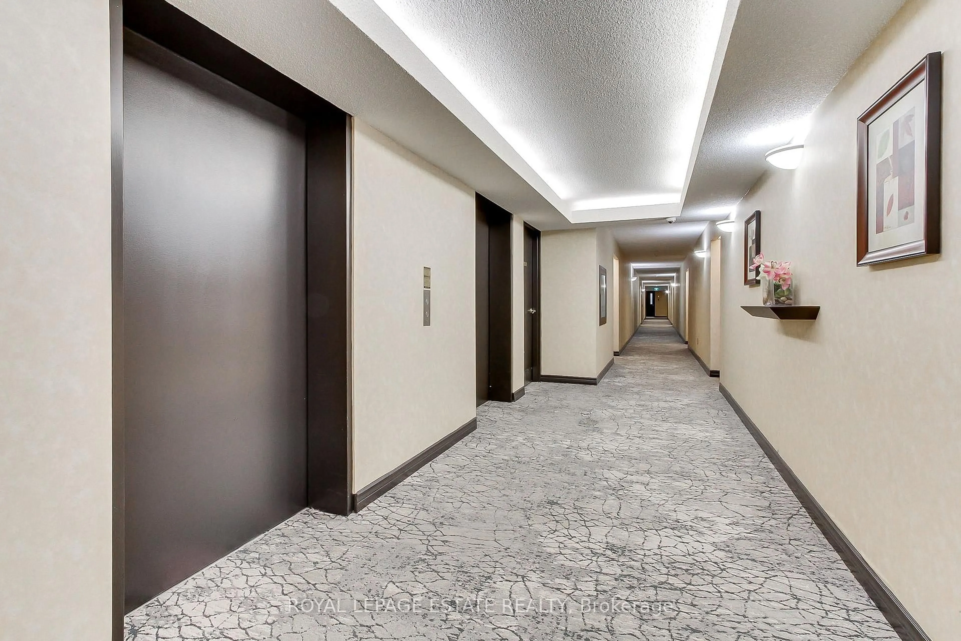Indoor foyer for 175 Cedar Ave Ave #407, Richmond Hill Ontario L4C 9V3