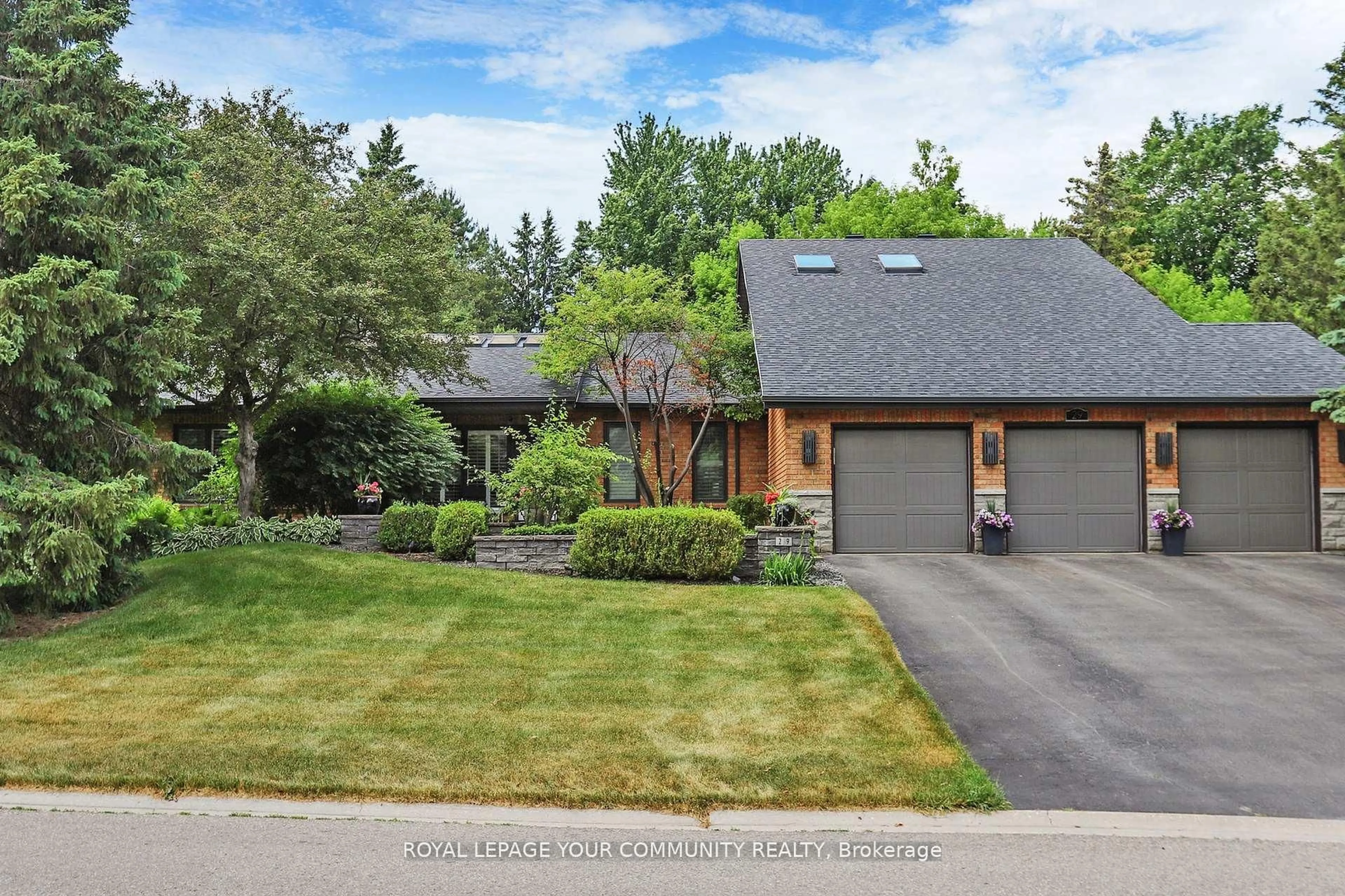 Home with brick exterior material, street for 29 Curtis Cres, King Ontario L7B 1C3