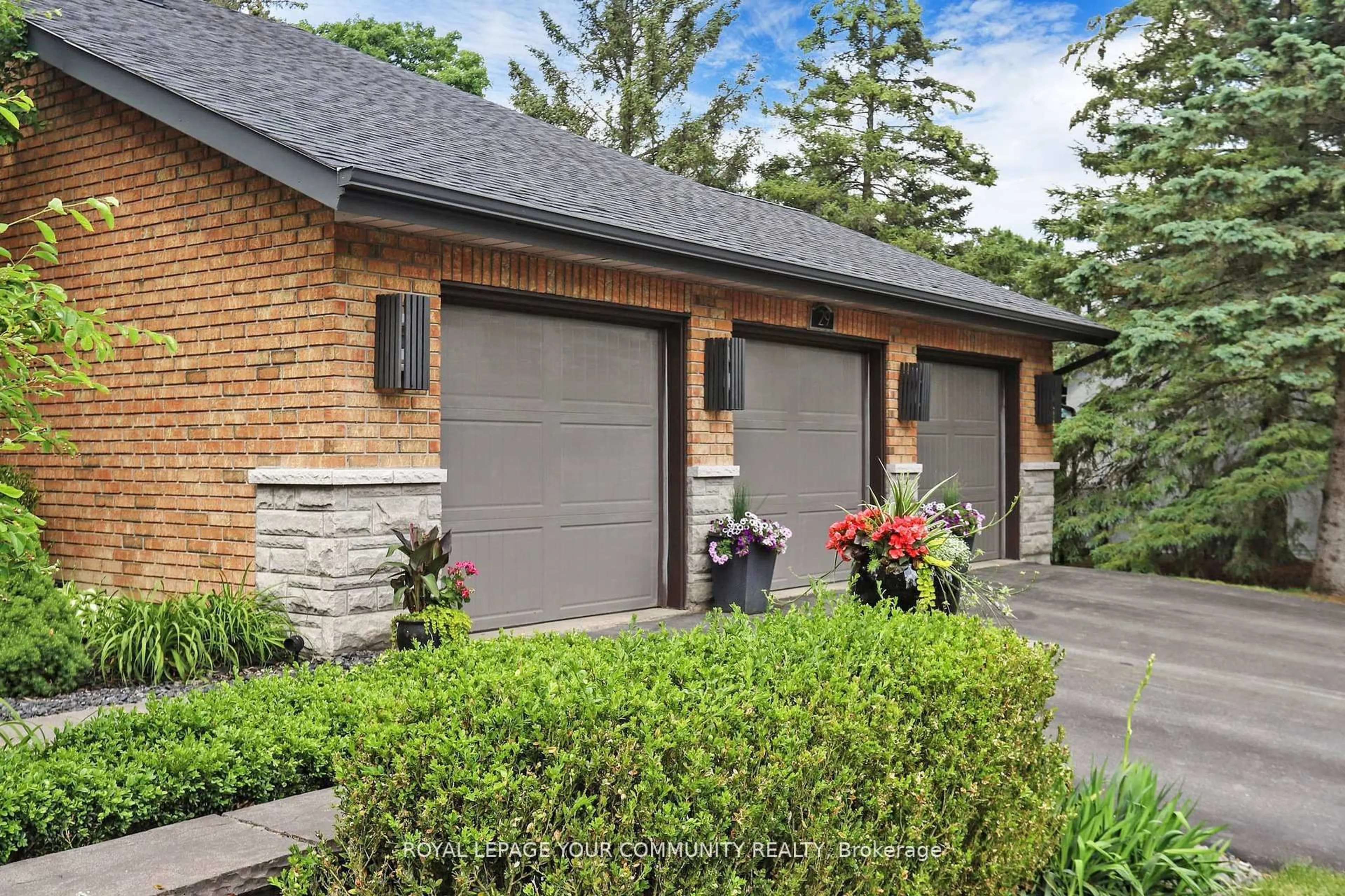 Home with brick exterior material, street for 29 Curtis Cres, King Ontario L7B 1C3