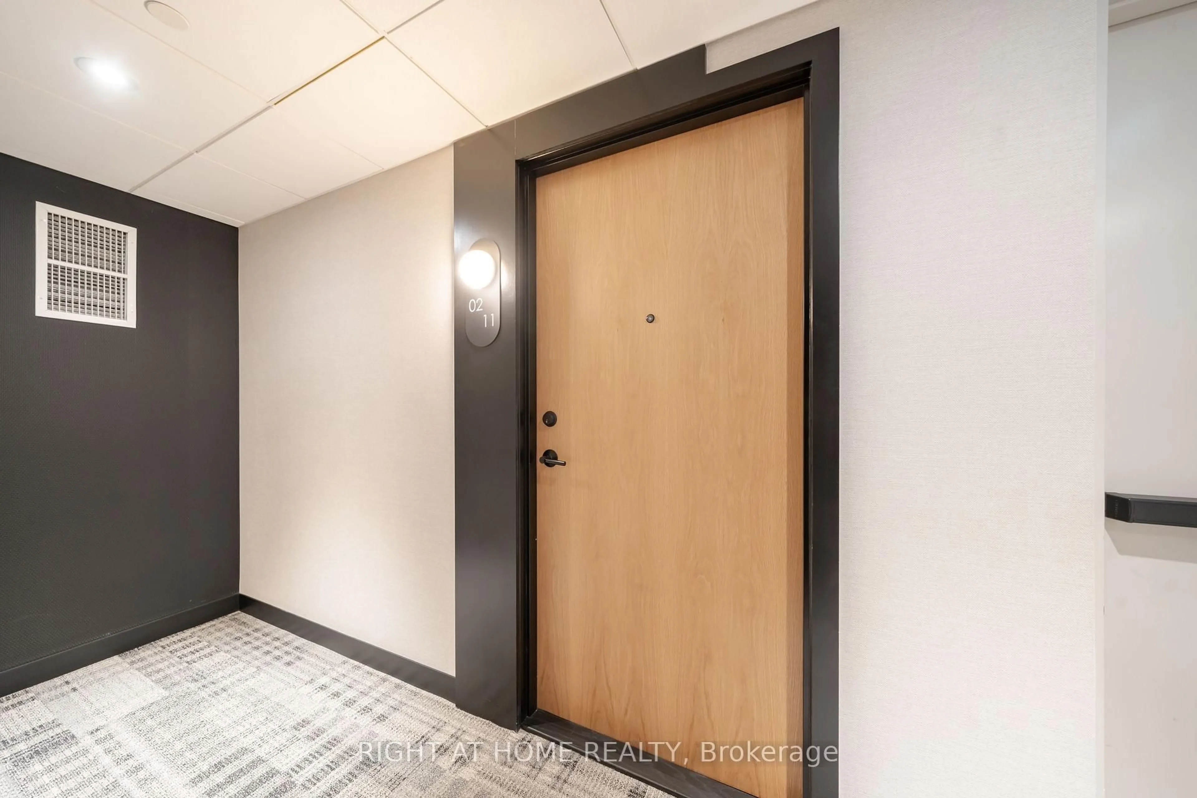 Indoor foyer for 7950 Bathurst St, Vaughan Ontario L4J 0L4