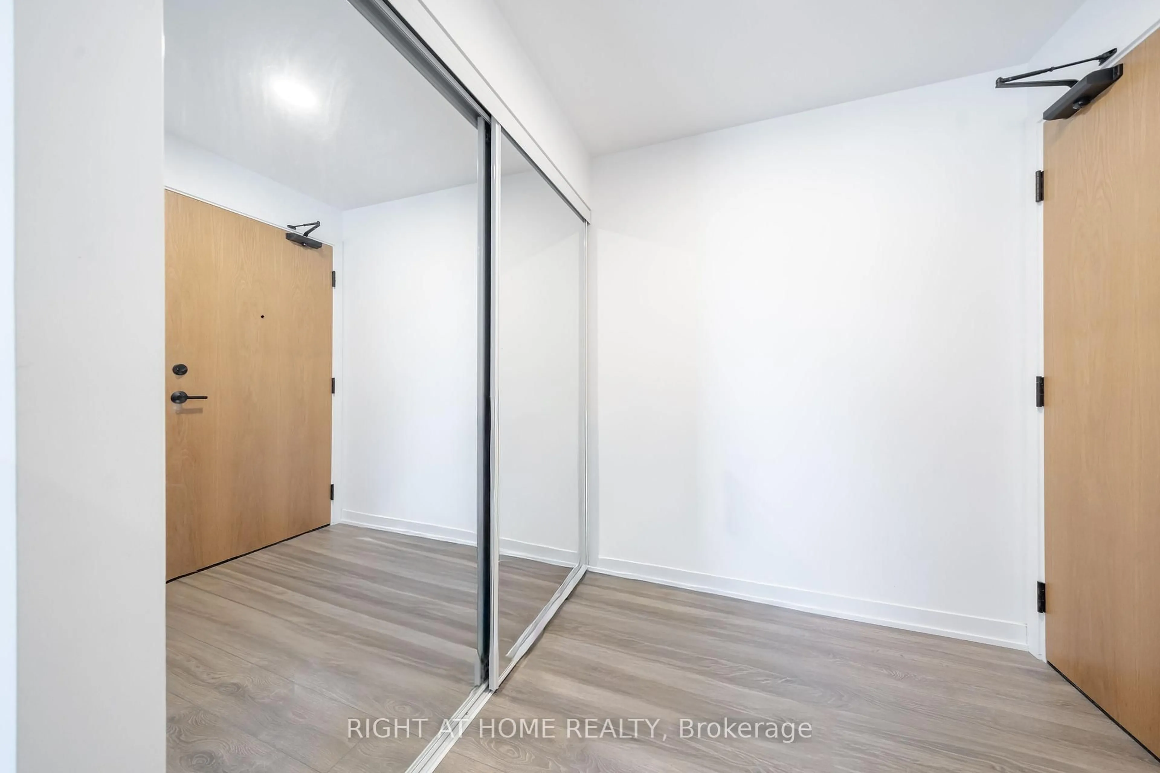 Unknown for 7950 Bathurst St, Vaughan Ontario L4J 0L4