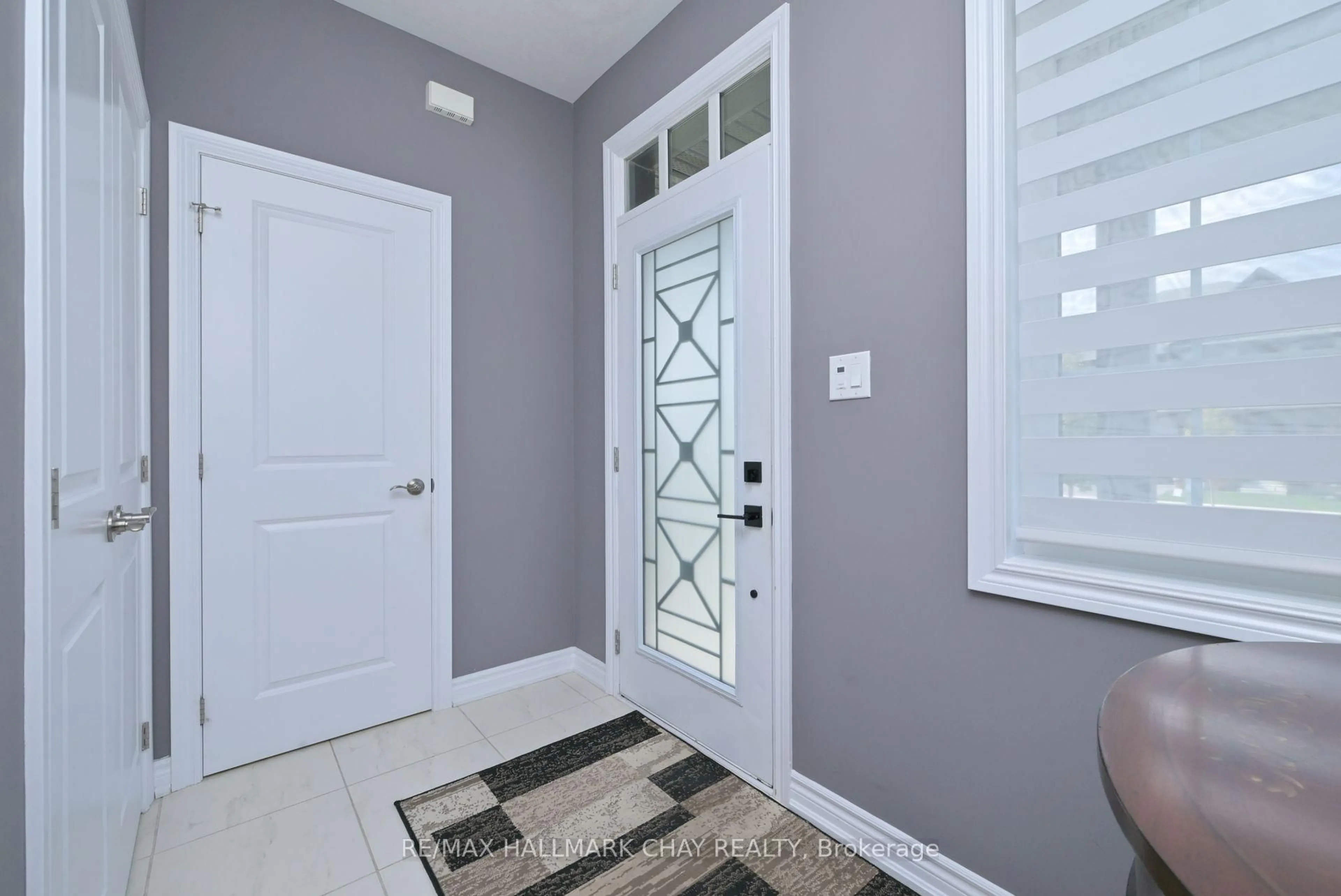Indoor entryway for 121 Strachan Tr, New Tecumseth Ontario L0G 1A0