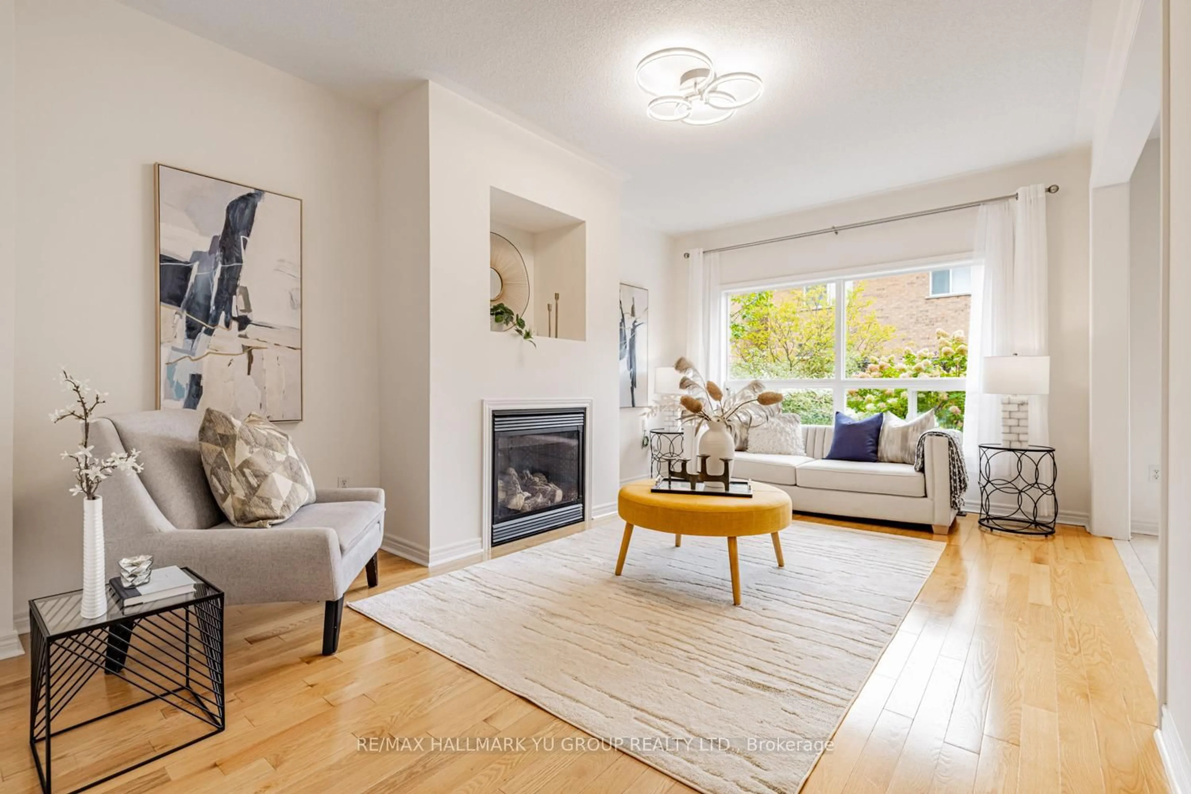 Living room with furniture, unknown for 10 Palmette Dr, Richmond Hill Ontario L4E 5B2