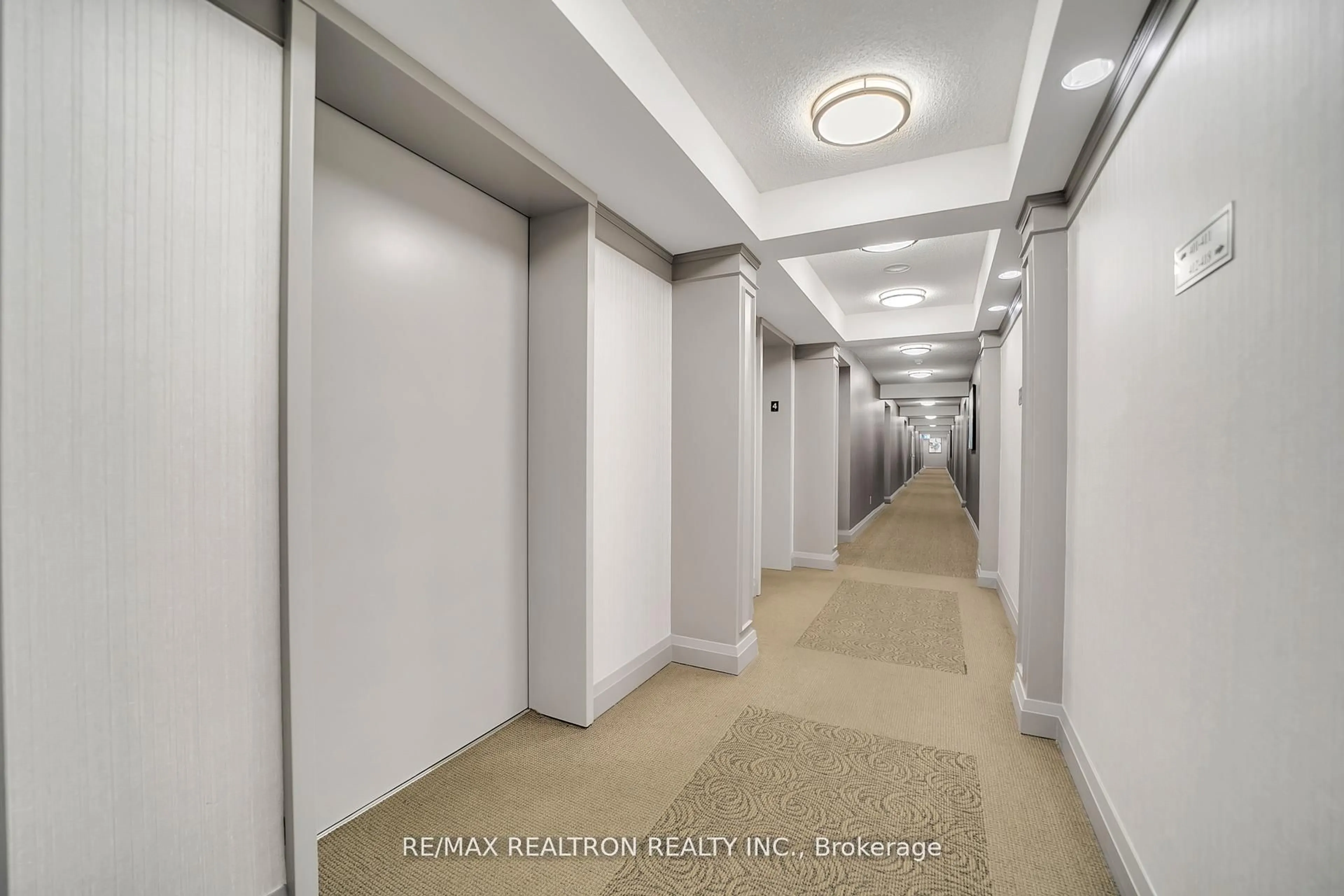 Indoor foyer for 19 Northern Heights Dr #413, Richmond Hill Ontario L4B 4M4
