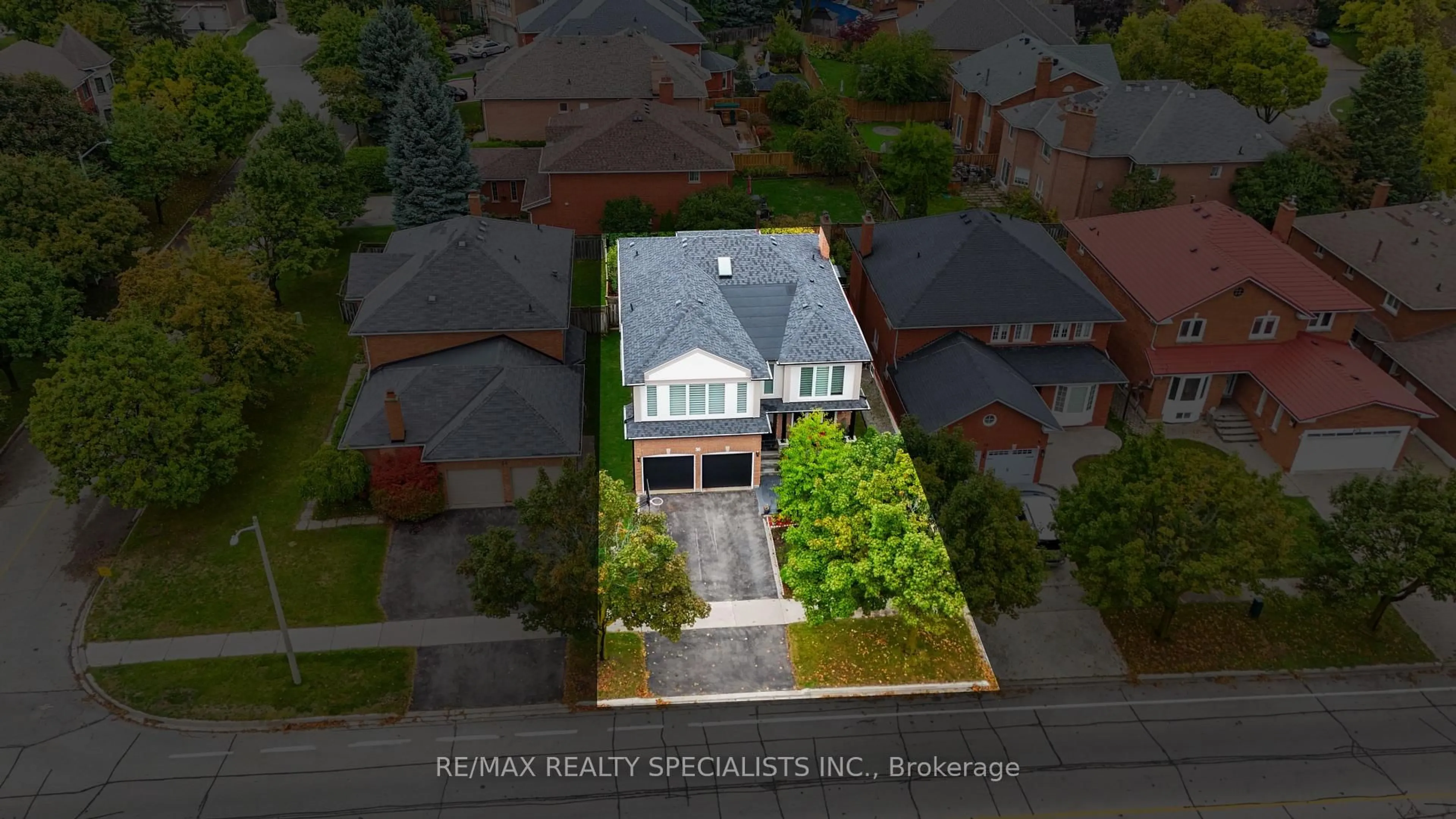 A pic from outside/outdoor area/front of a property/back of a property/a pic from drone, street for 36 Devonsleigh Blvd, Richmond Hill Ontario L4S 1H4