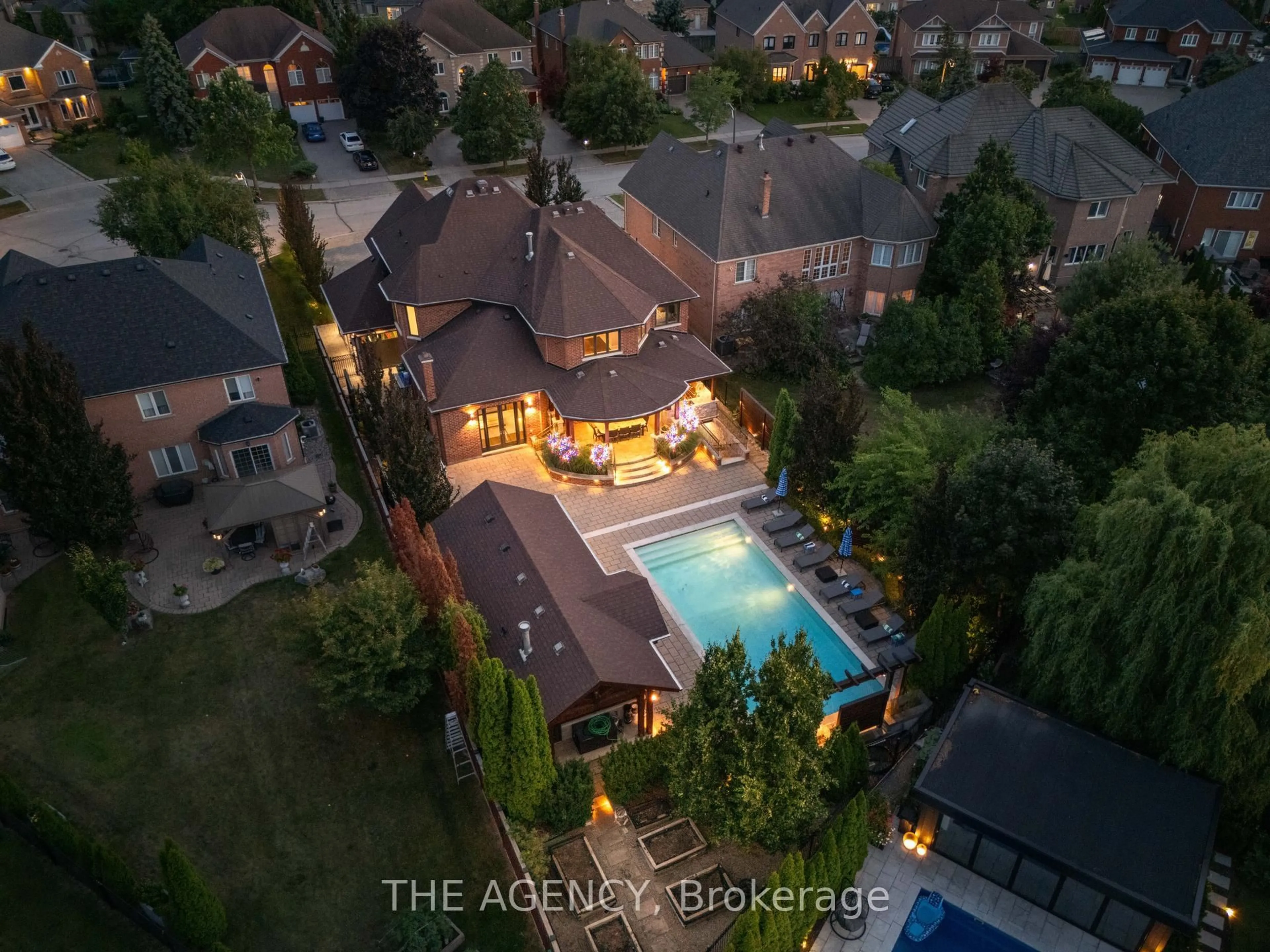 A pic from outside/outdoor area/front of a property/back of a property/a pic from drone, mountain view for 49 Bayside Crt, Vaughan Ontario L4L 8J8