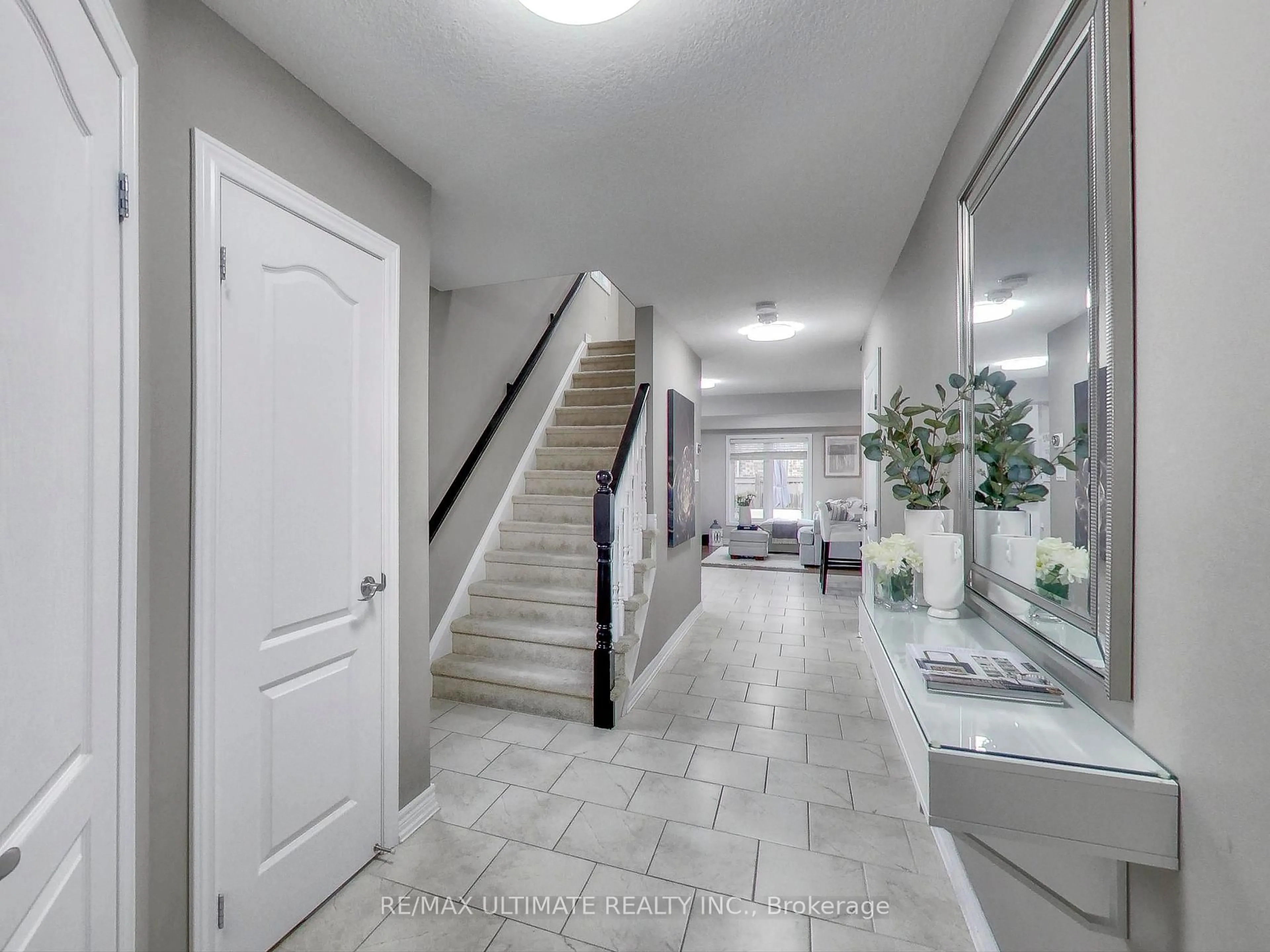 Indoor entryway for 250 Hutchinson Dr, New Tecumseth Ontario L9R 0P9