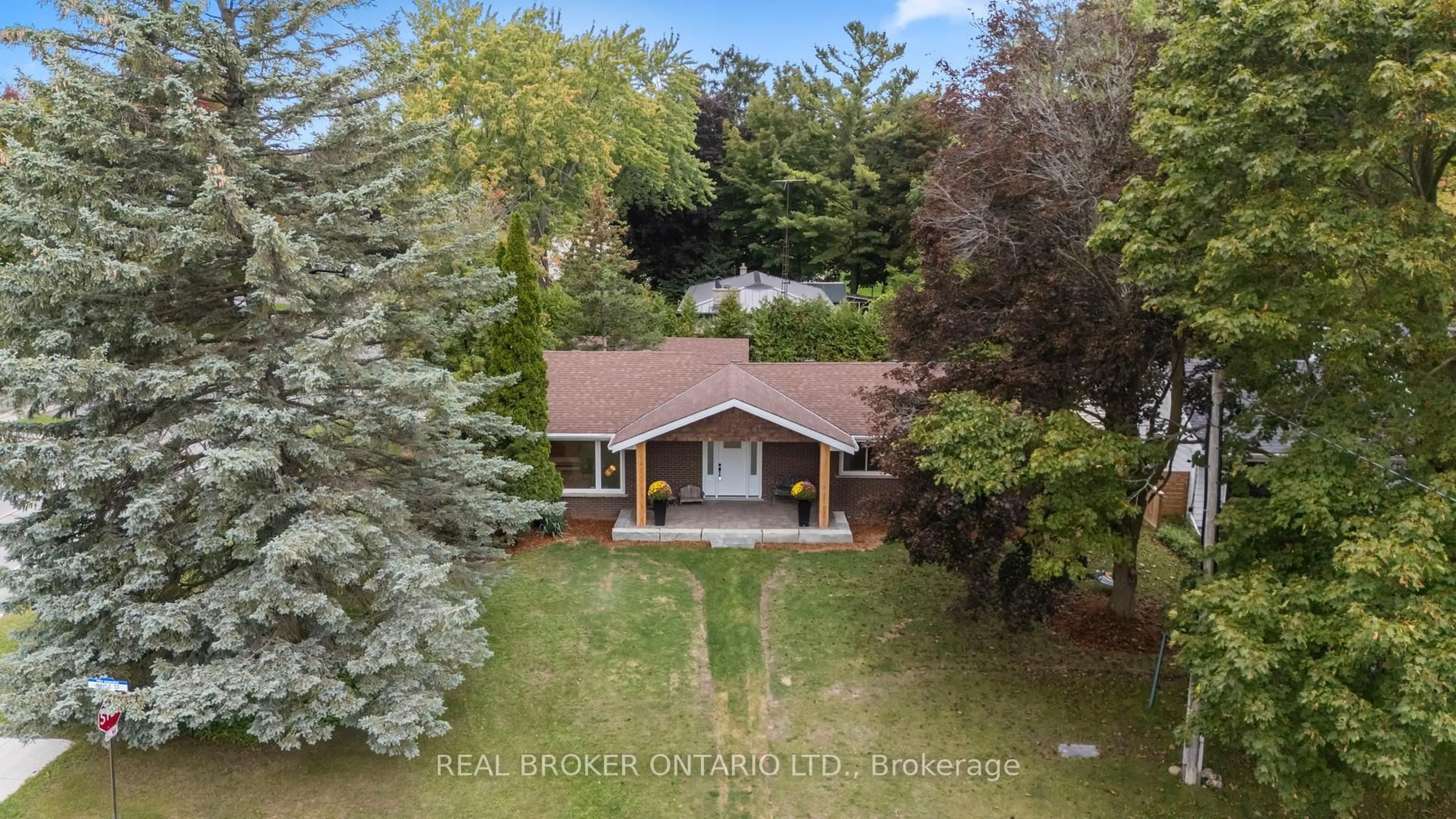 A pic from outside/outdoor area/front of a property/back of a property/a pic from drone, unknown for 241 Maple St, Uxbridge Ontario L9P 1A8