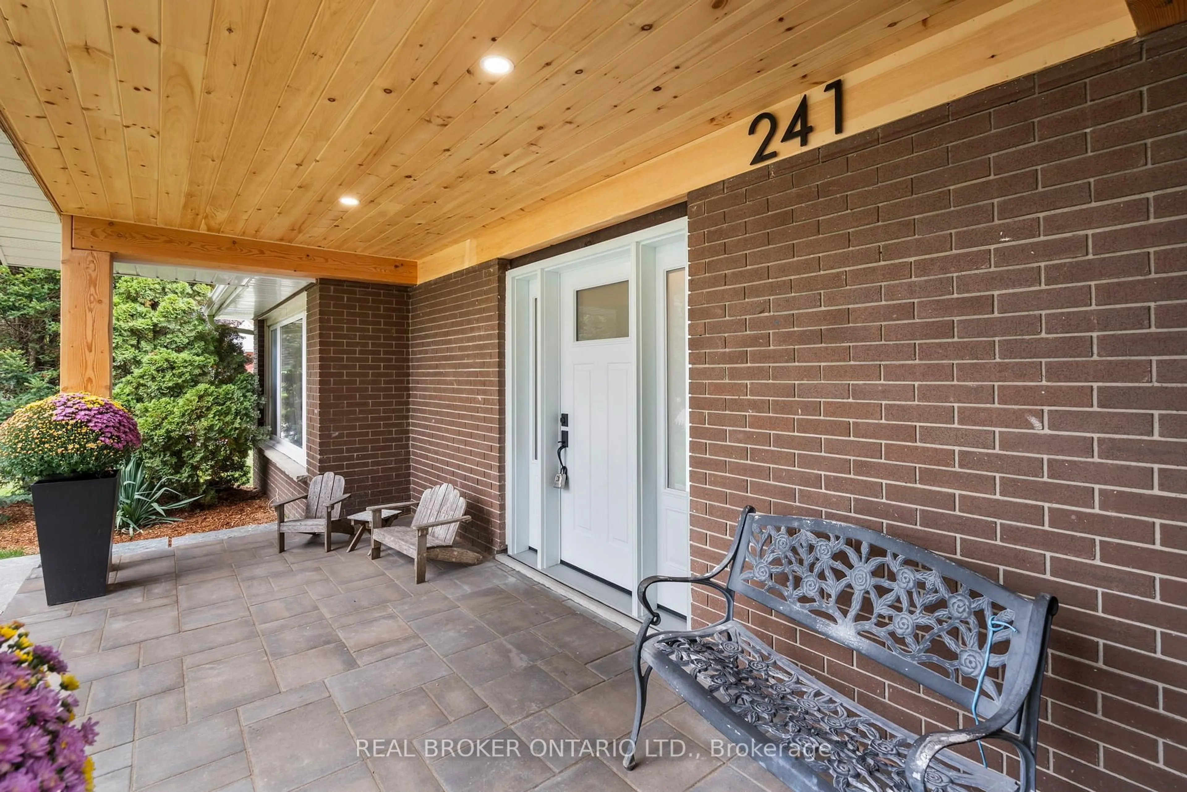 Indoor entryway for 241 Maple St, Uxbridge Ontario L9P 1A8