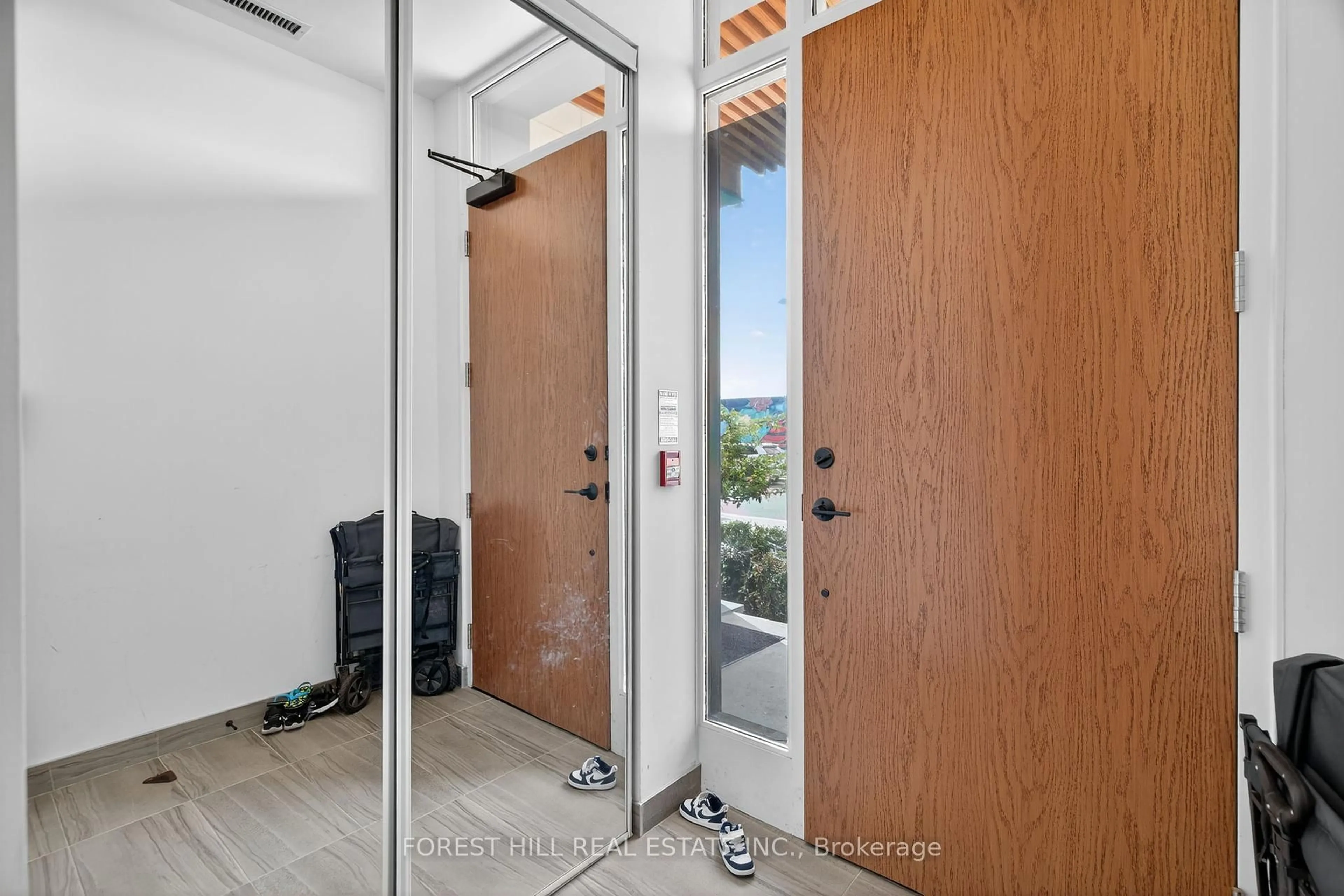 Indoor entryway for 9 Buttermill Ave #Th6, Vaughan Ontario L4K 0M5