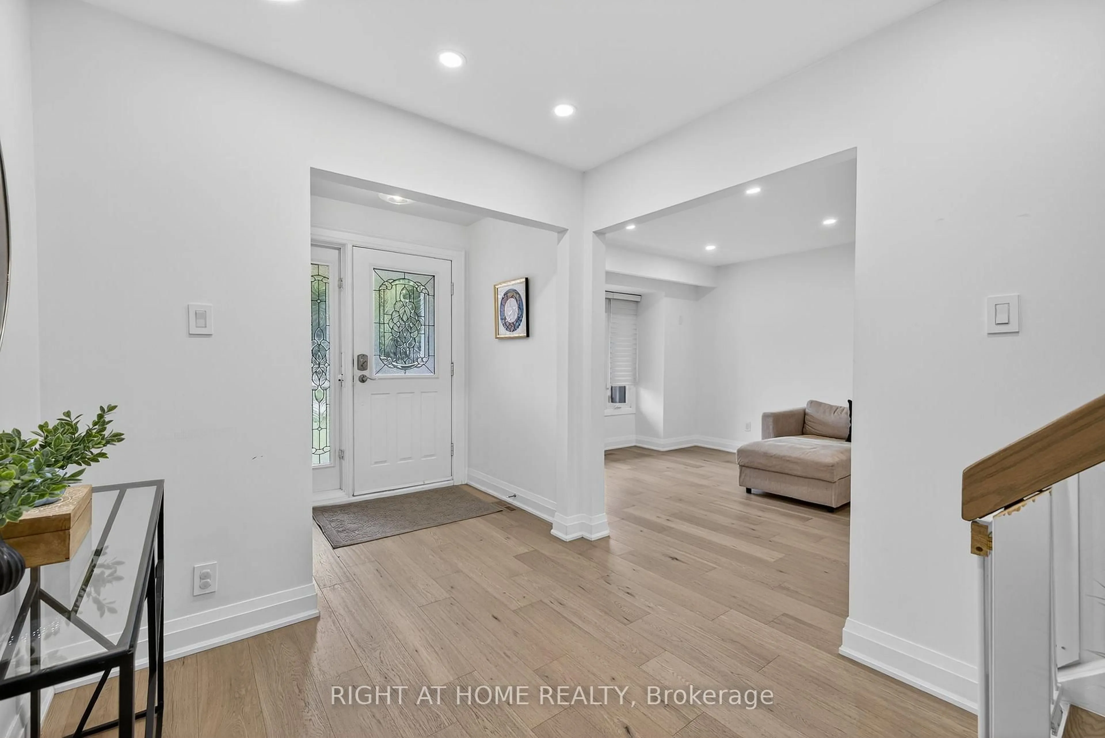 Indoor entryway for 16 Mayvern Cres, Richmond Hill Ontario L4C 5J4