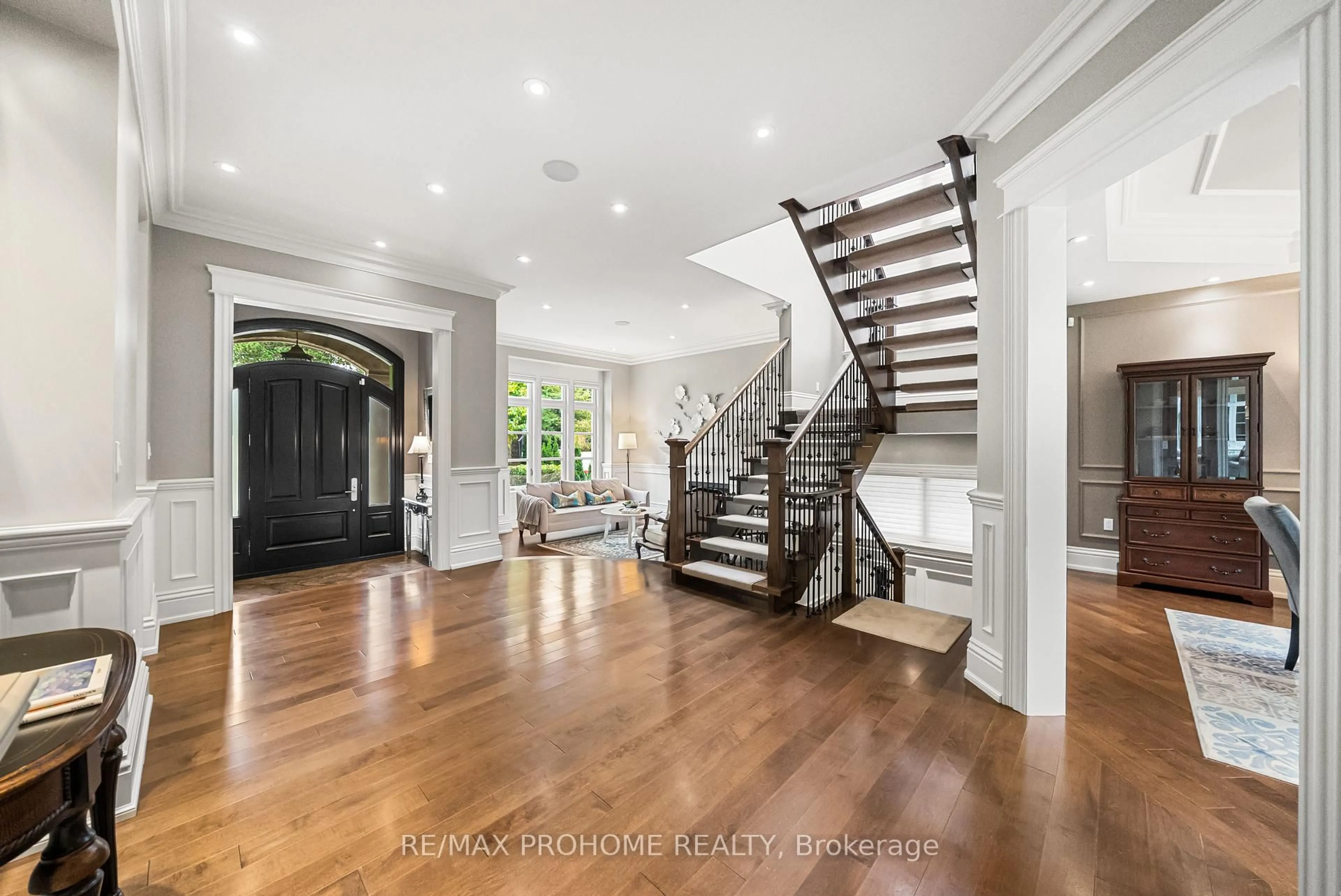 Indoor entryway for 38 Park Cres, Richmond Hill Ontario L4E 3J4