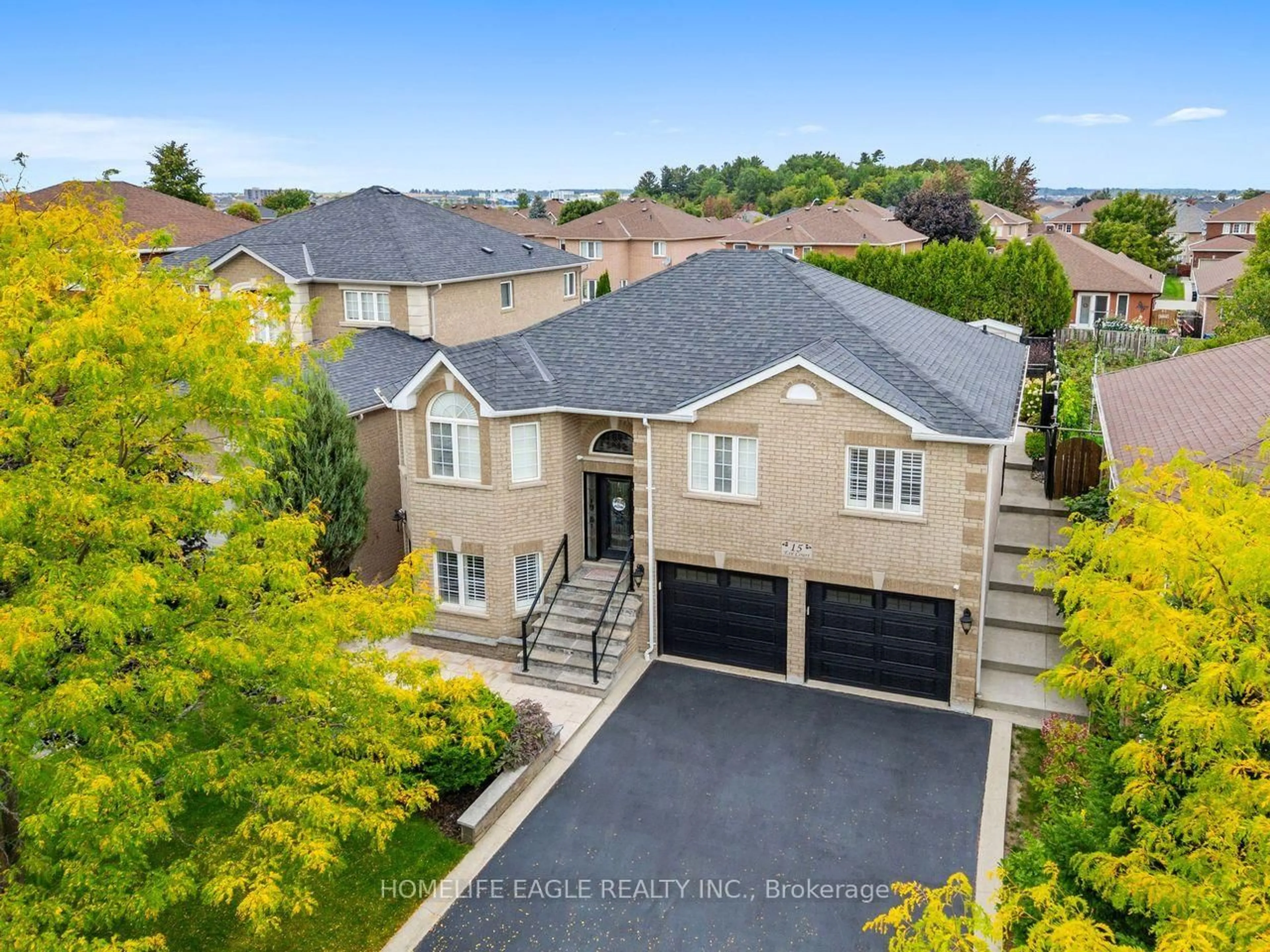 A pic from outside/outdoor area/front of a property/back of a property/a pic from drone, street for 15 Eve Crt, Bradford West Gwillimbury Ontario L3Z 3H6