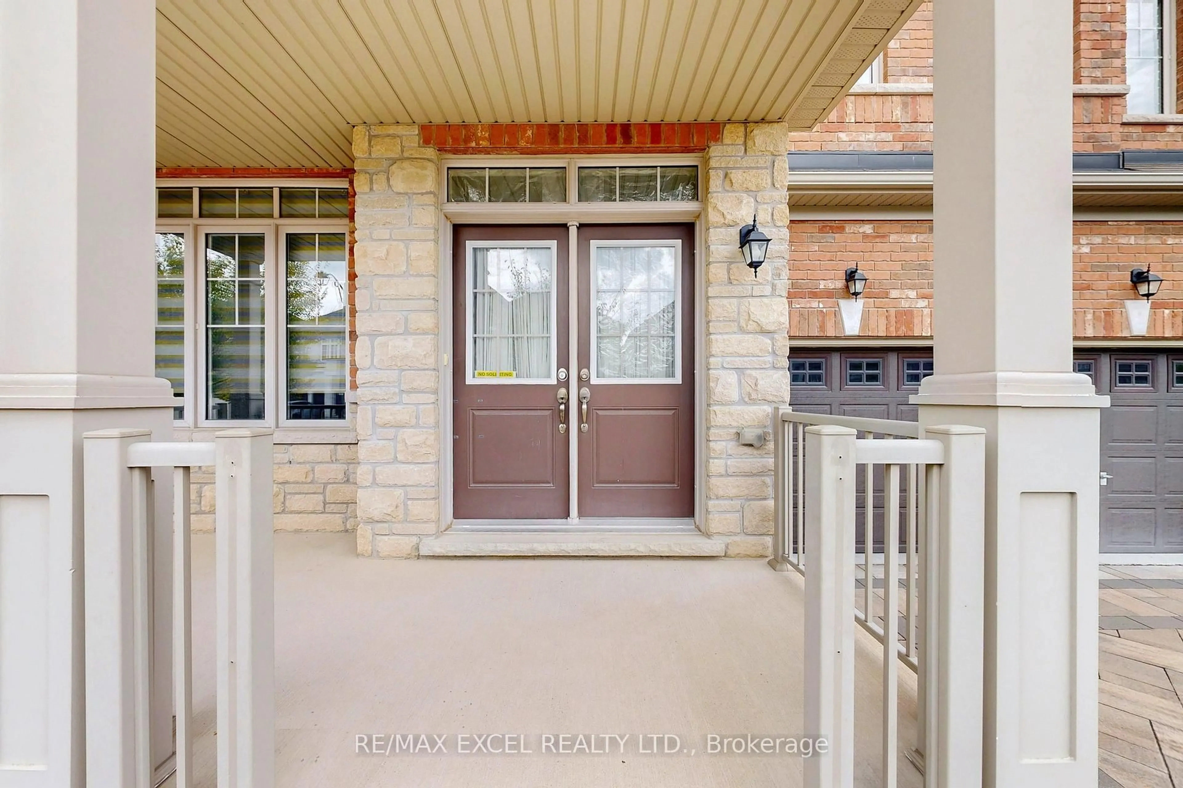 Indoor entryway for 160 Roy Harper Ave, Aurora Ontario L4G 0V6