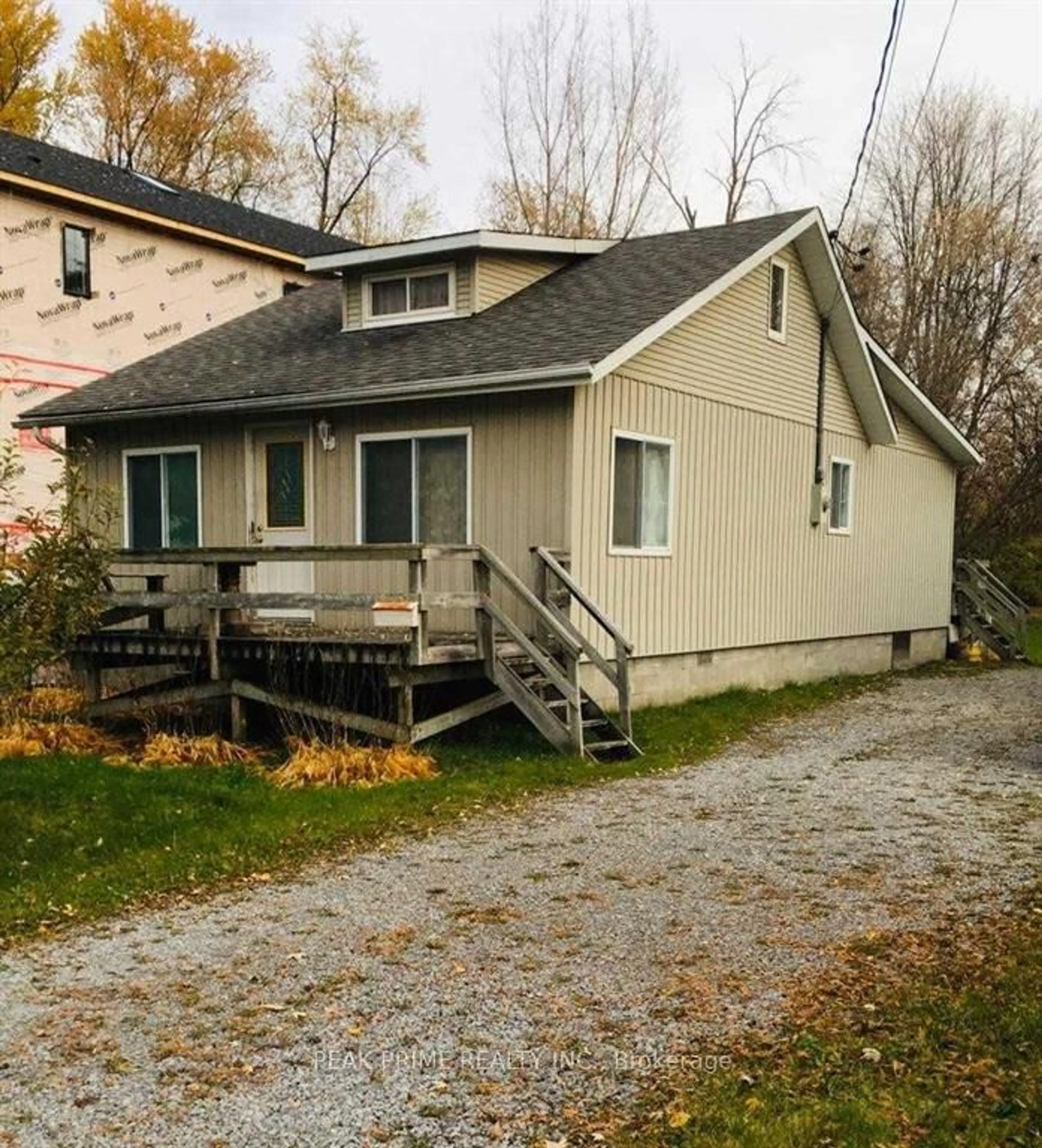 Home with vinyl exterior material, street for 217 Bayview Ave, Georgina Ontario L4P 2T3